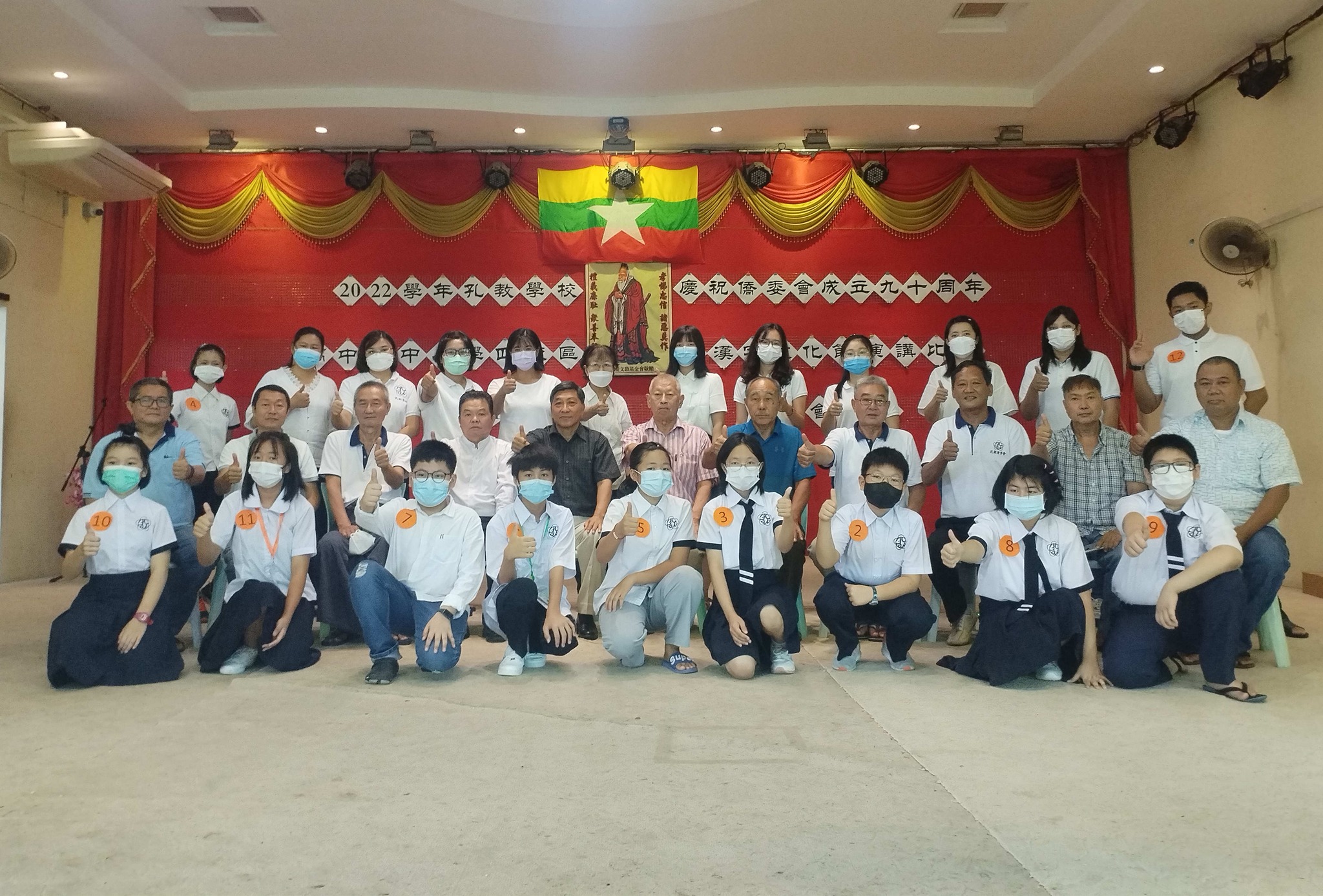 小學組參賽同學們與校領導、主任老師們合照