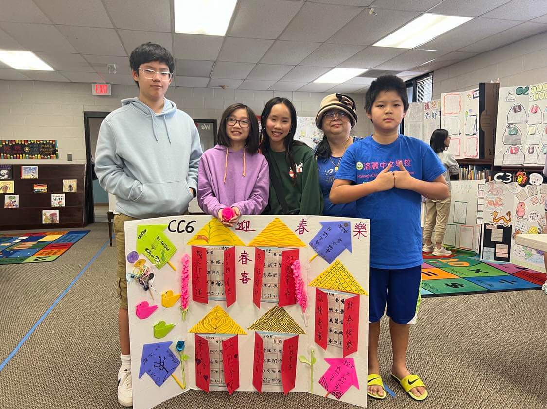 學生們善用各種立體裝飾，為海報增添互動性