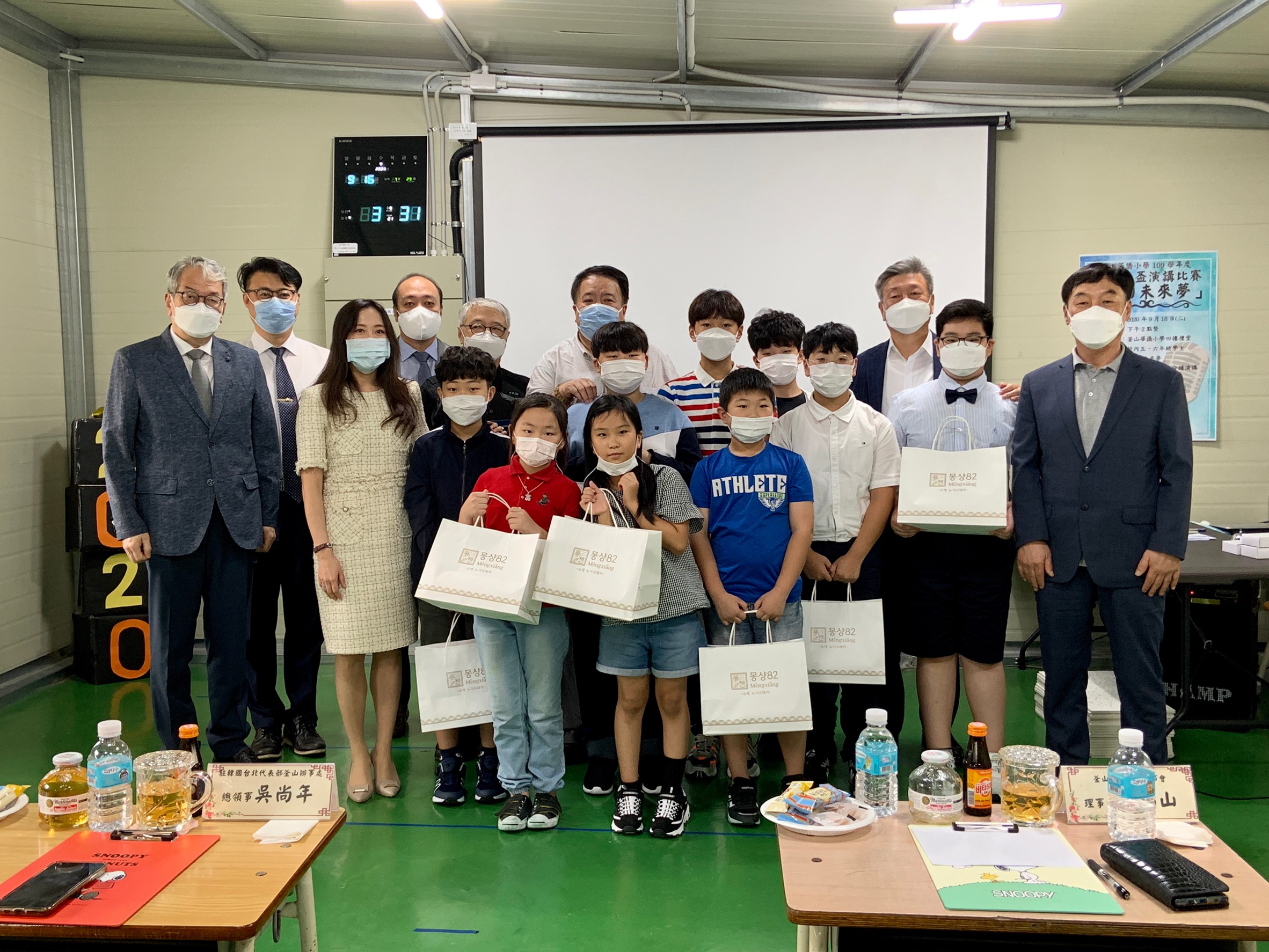 參賽學生與評審合影