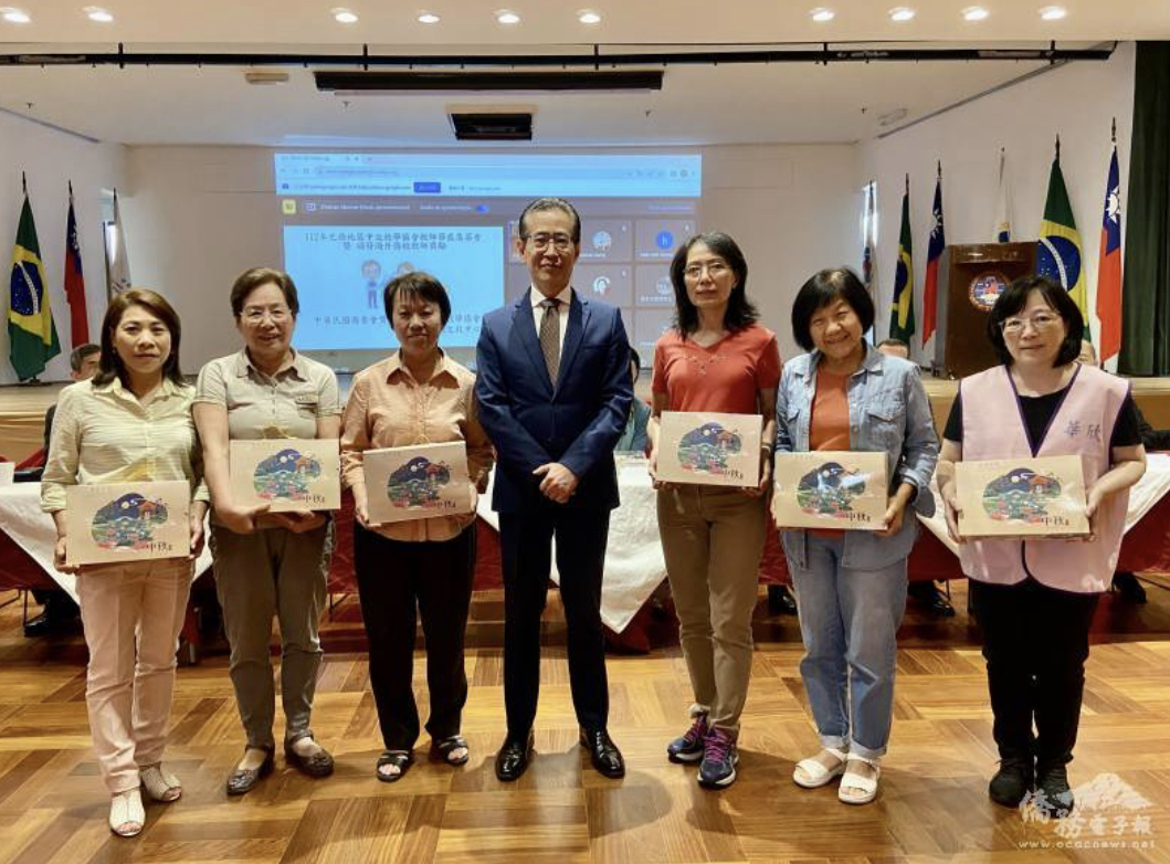 馮光中（中）贈送中秋月餅禮盒給各中文學校代表