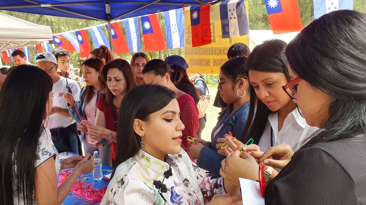 大家認真學習編製中國結