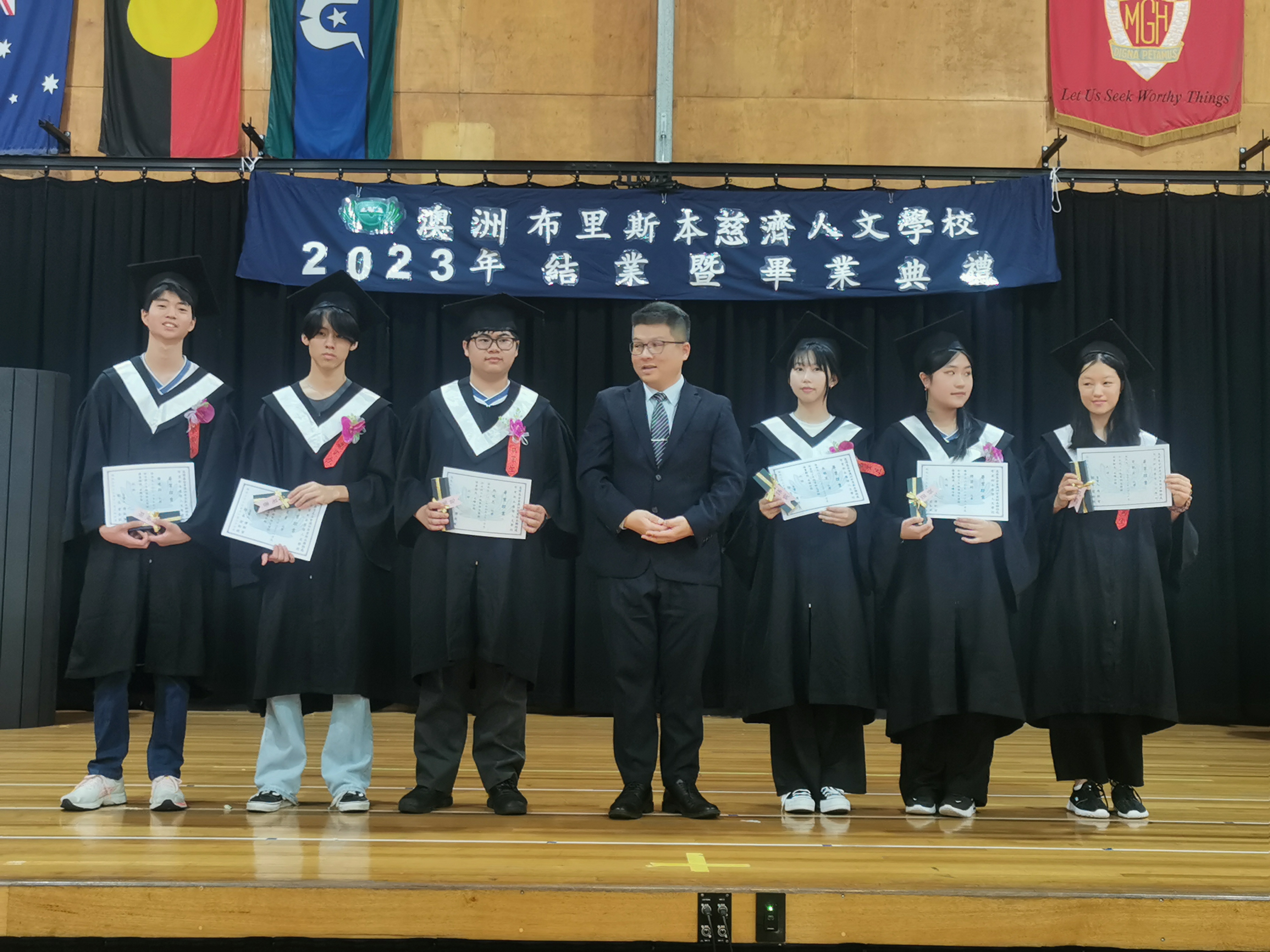 校長和畢業生的合照