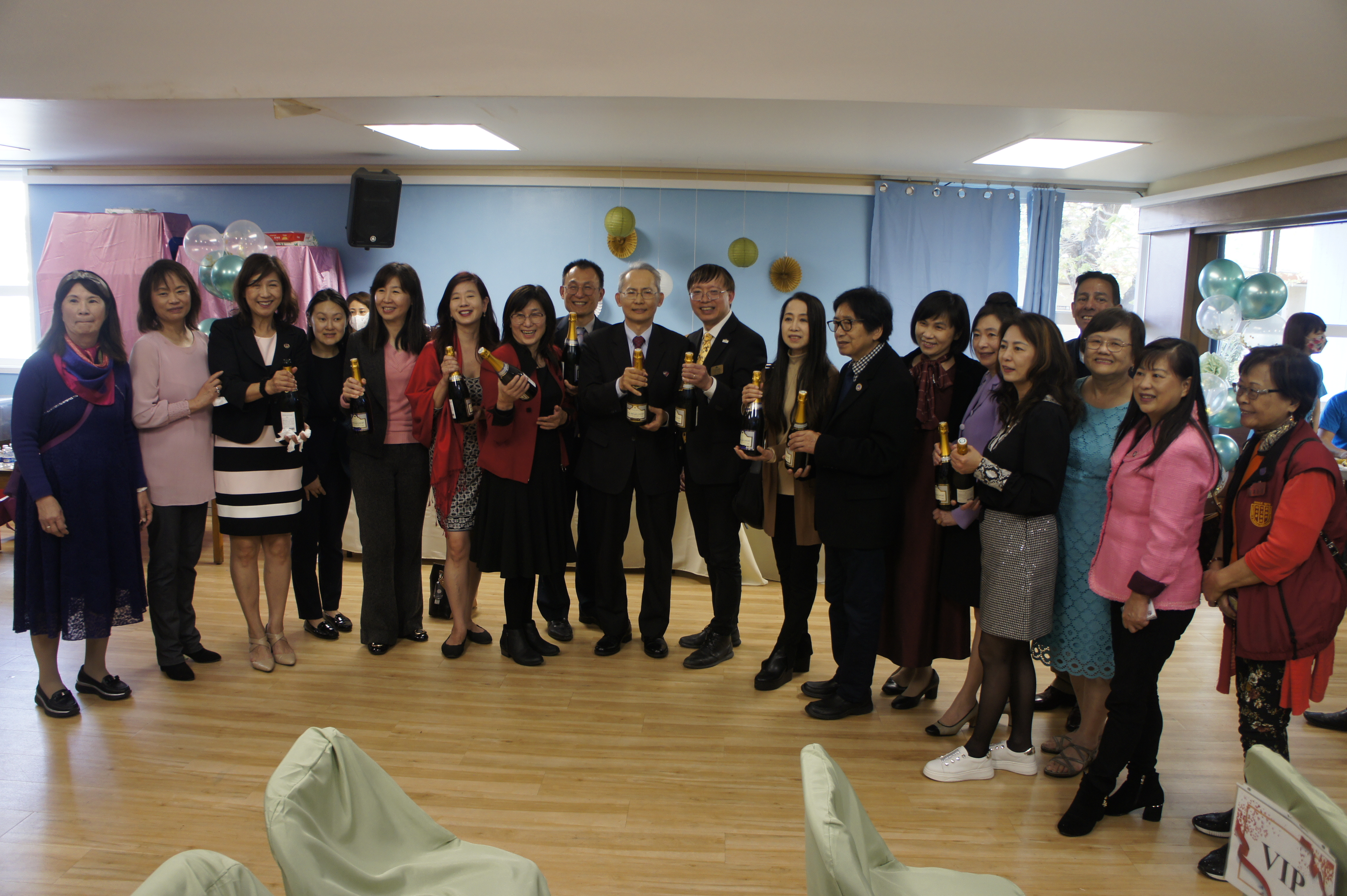 嘉賓們舉起香檳相互祝賀與交流，歡慶愛飛揚華語文中心圓滿揭幕。