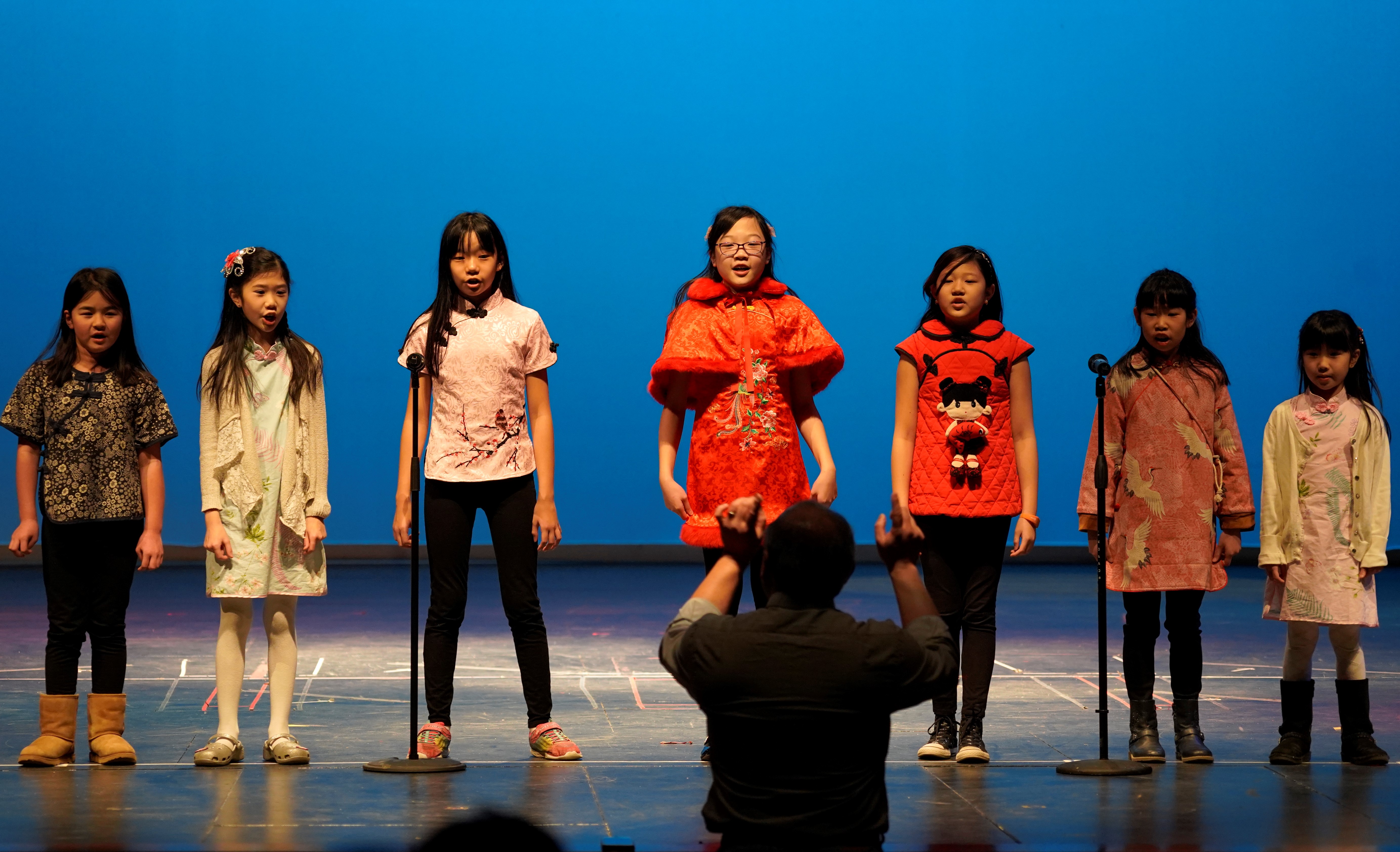 南密合唱團演唱DoReMi及小小世界