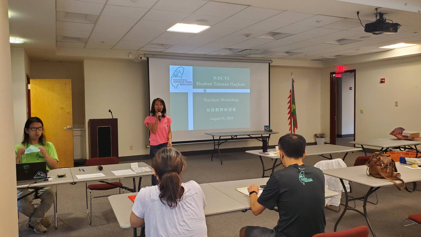 孟祺然和姚昱蘋兩位副校長主持臺語教師研習營