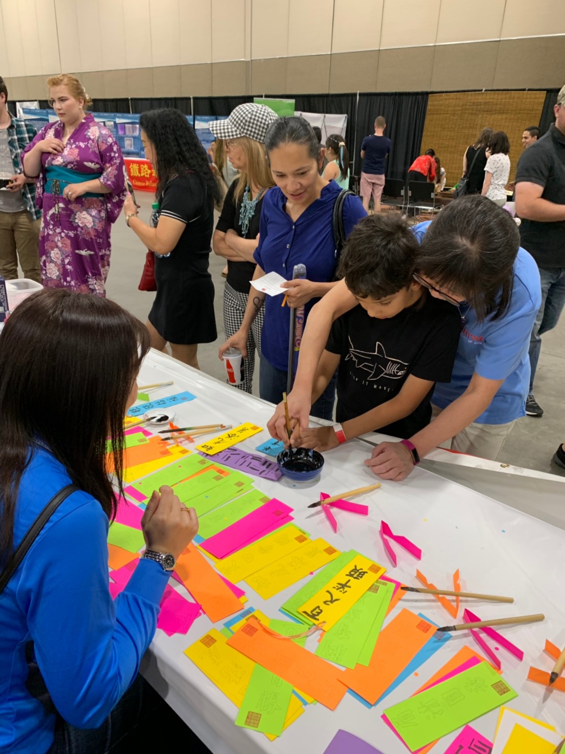 中華聯誼會協助小朋友學習毛筆握筆技巧與正體寫法