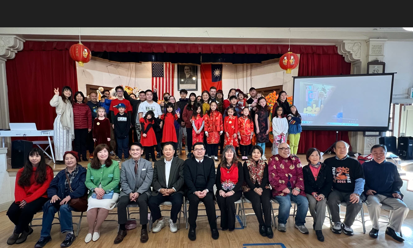 貴賓和老師及學生合影