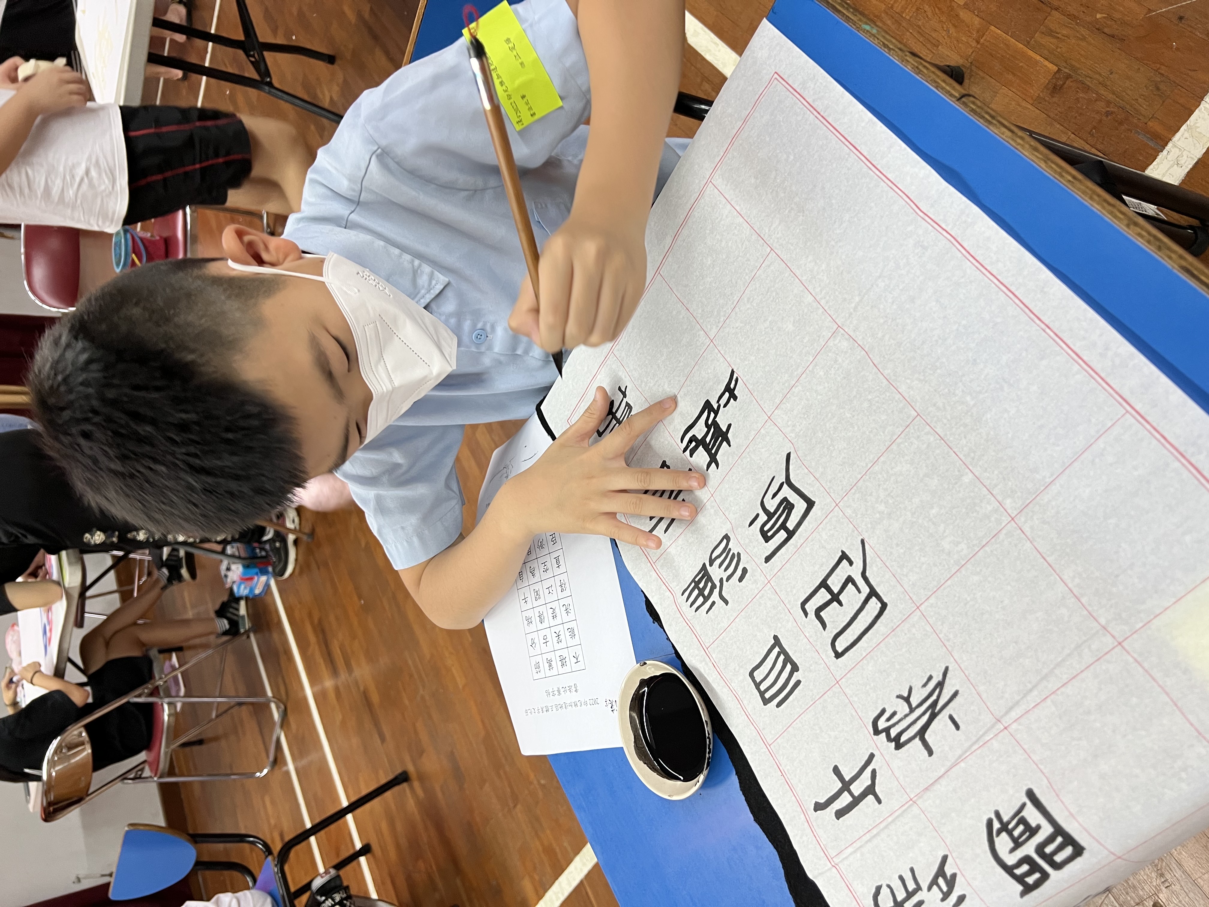 漢字文化節書法比賽，學生專注書寫