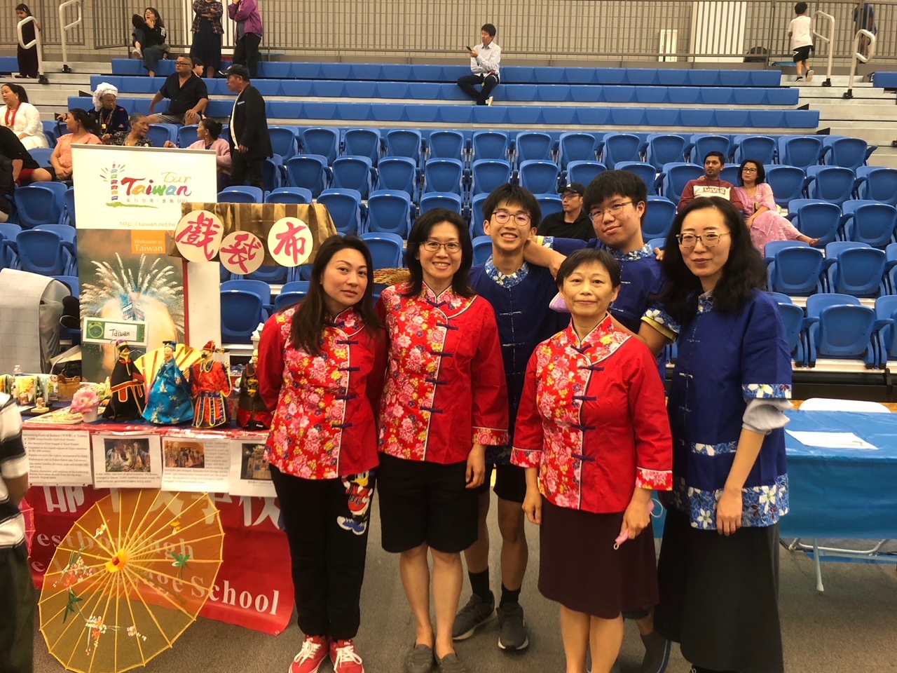 麻州中部中文學校教職員與家長著客家服飾參與節目
