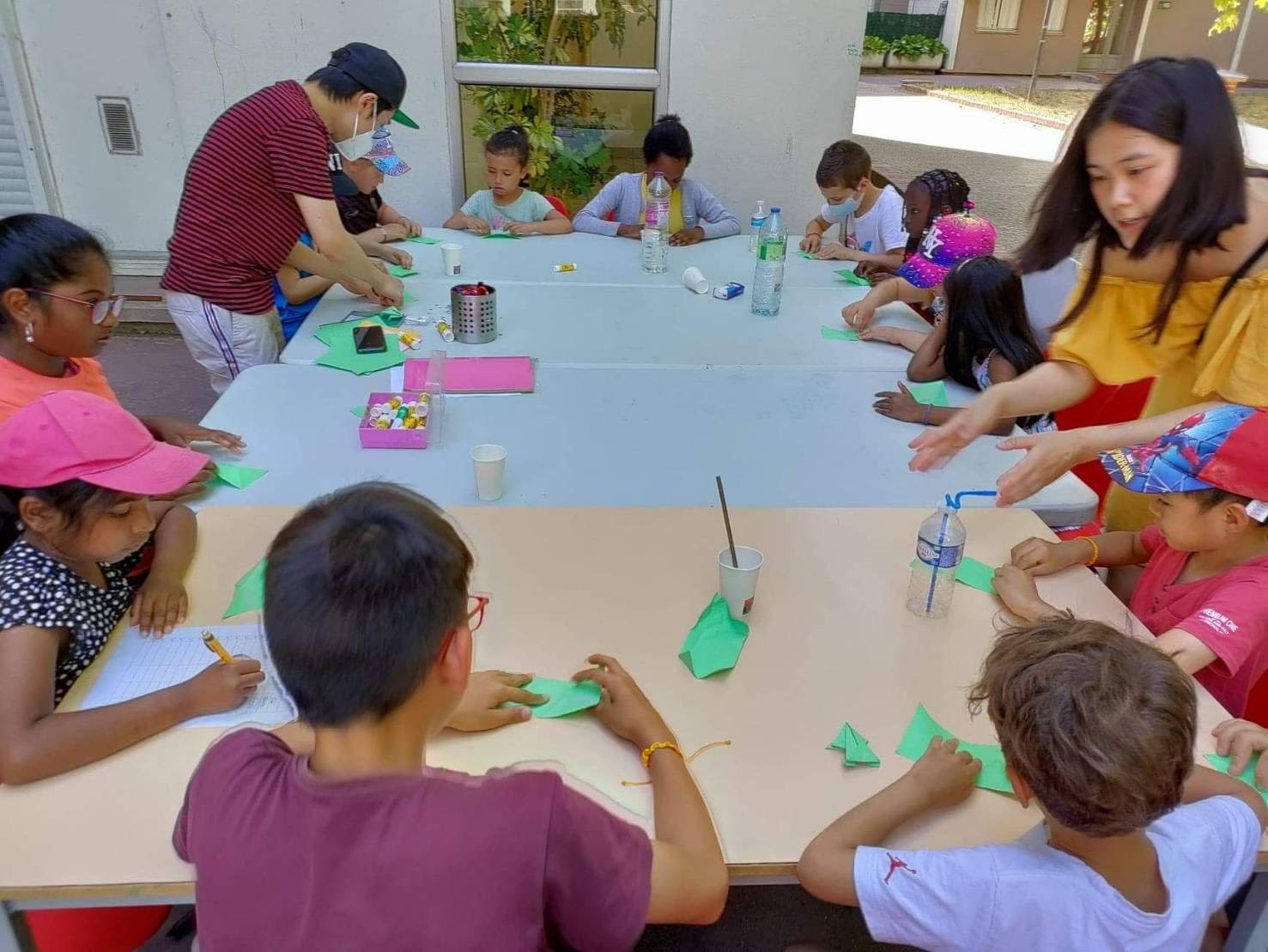 法國亭林中文學校於7月11日舉辦為期6天的夏令營活動，圖為學員學習摺紙。