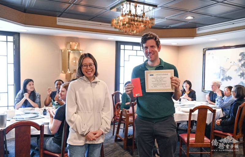 2位日前參加大華府地區中文學校聯誼會演講比賽並獲獎的學員恆高山（右）、張思恬（左），也以流利華語重現演講內容