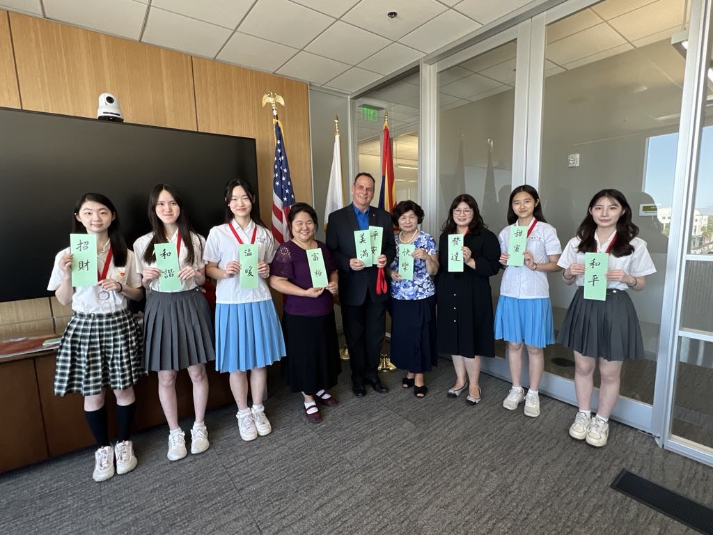 在千德勒市政府與市長Mayor Kevin Hartke共同推廣正體漢字文化.