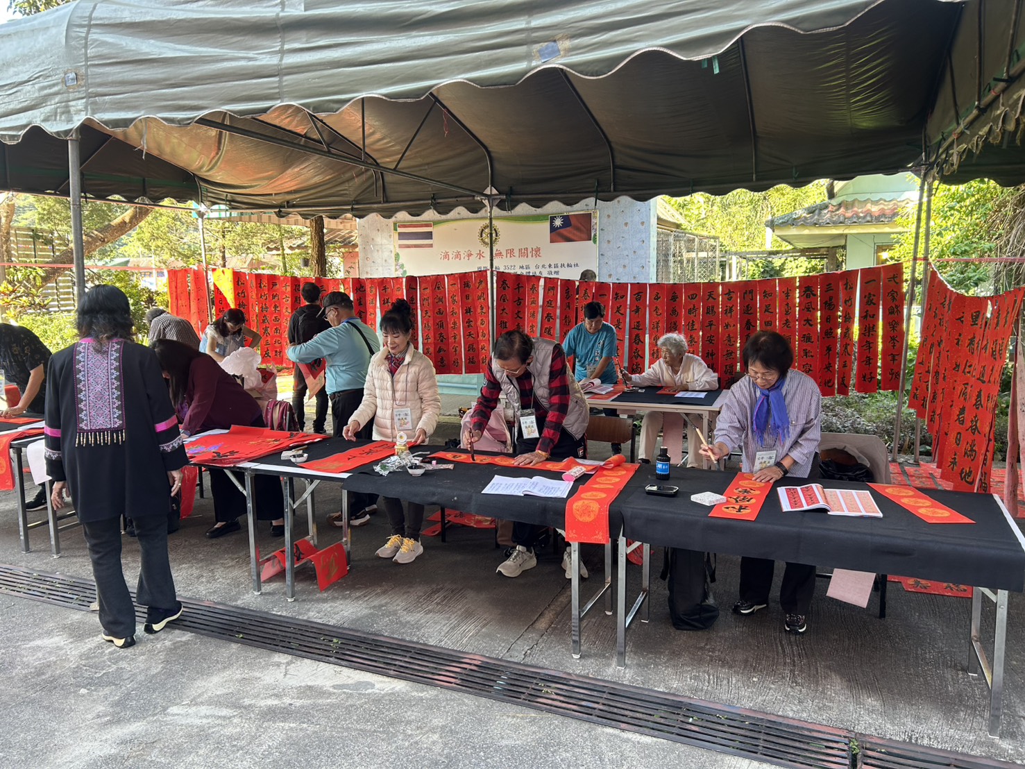 臺中市長壽書友會現場春聯揮毫