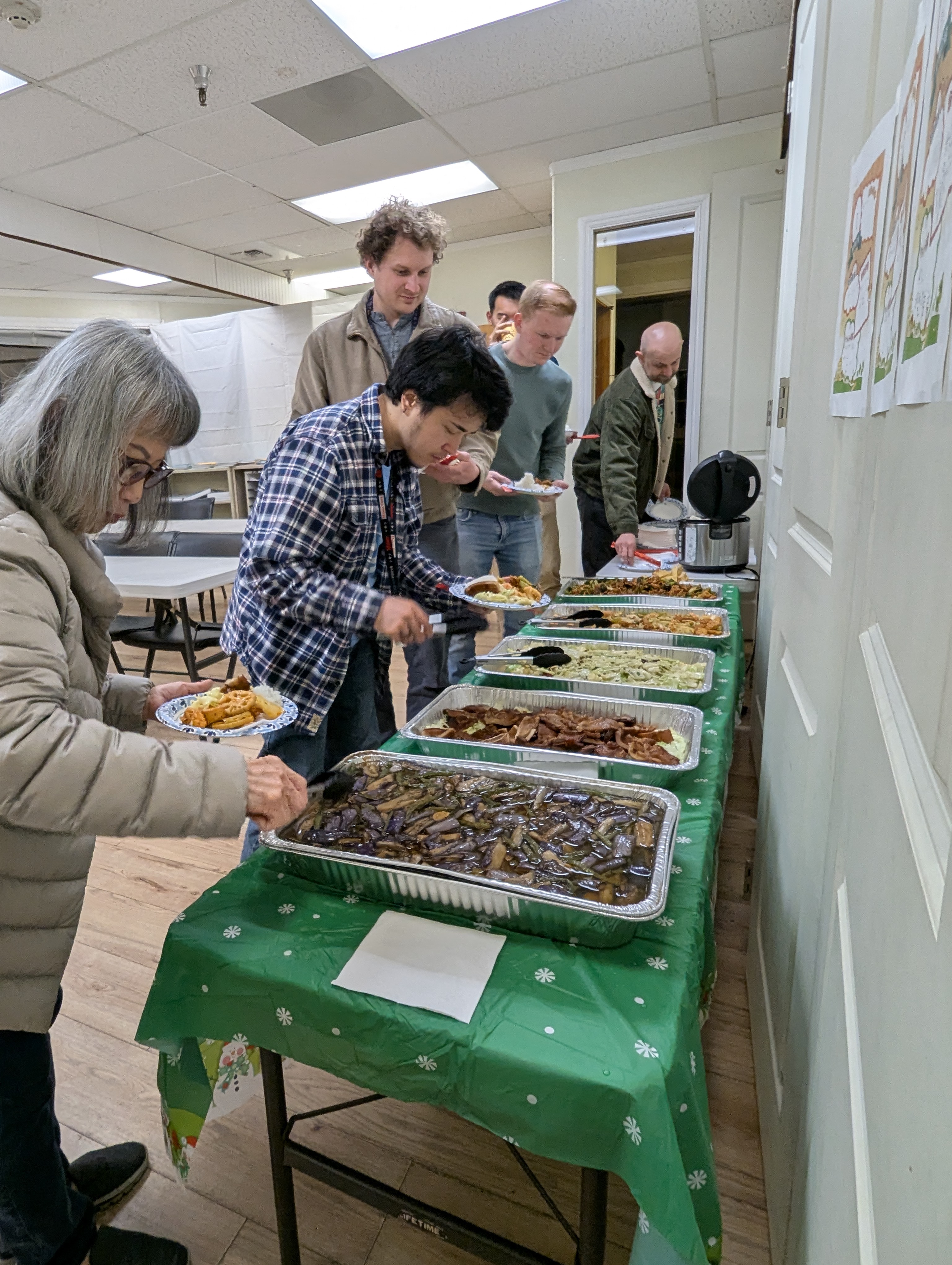 美食當前, 學員們開心地排隊取餐，品嚐多道精心準備的料理