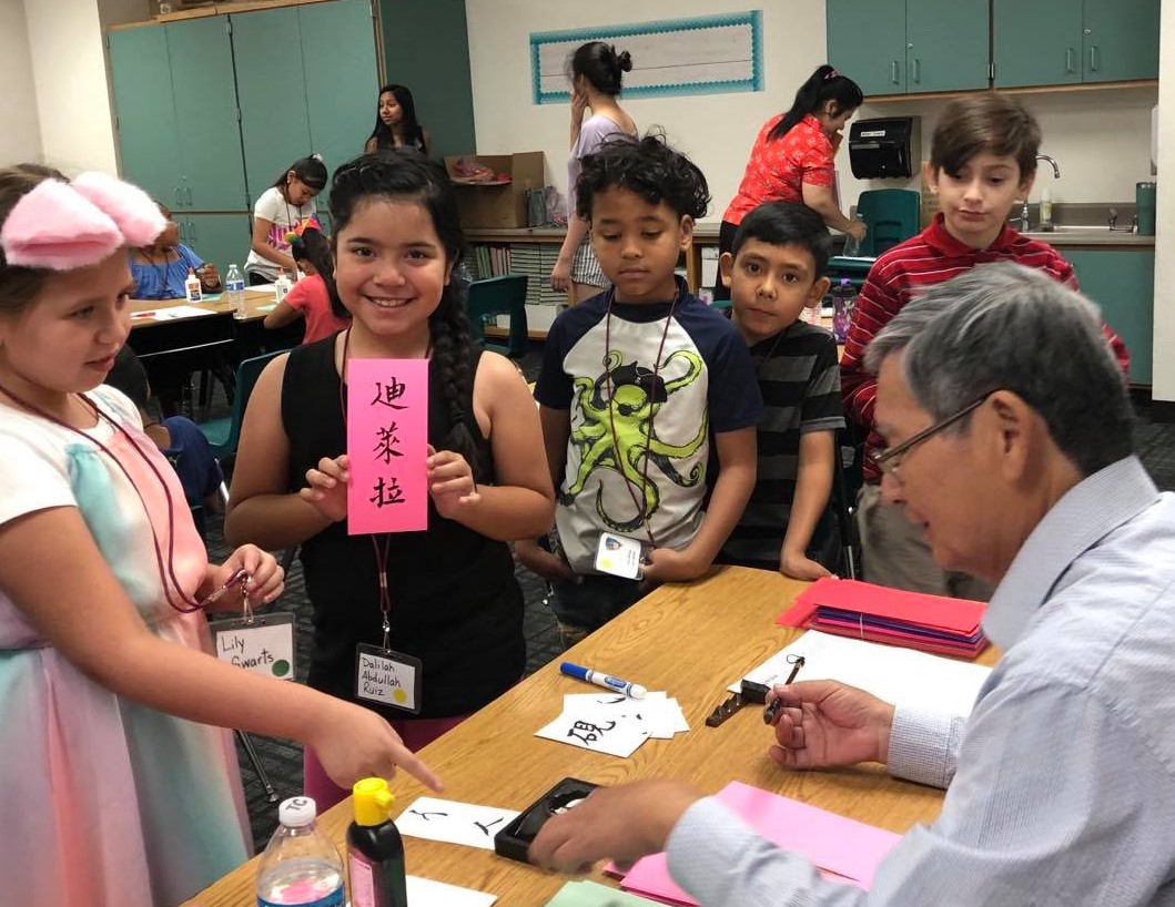 TC老師為學生書寫姓名