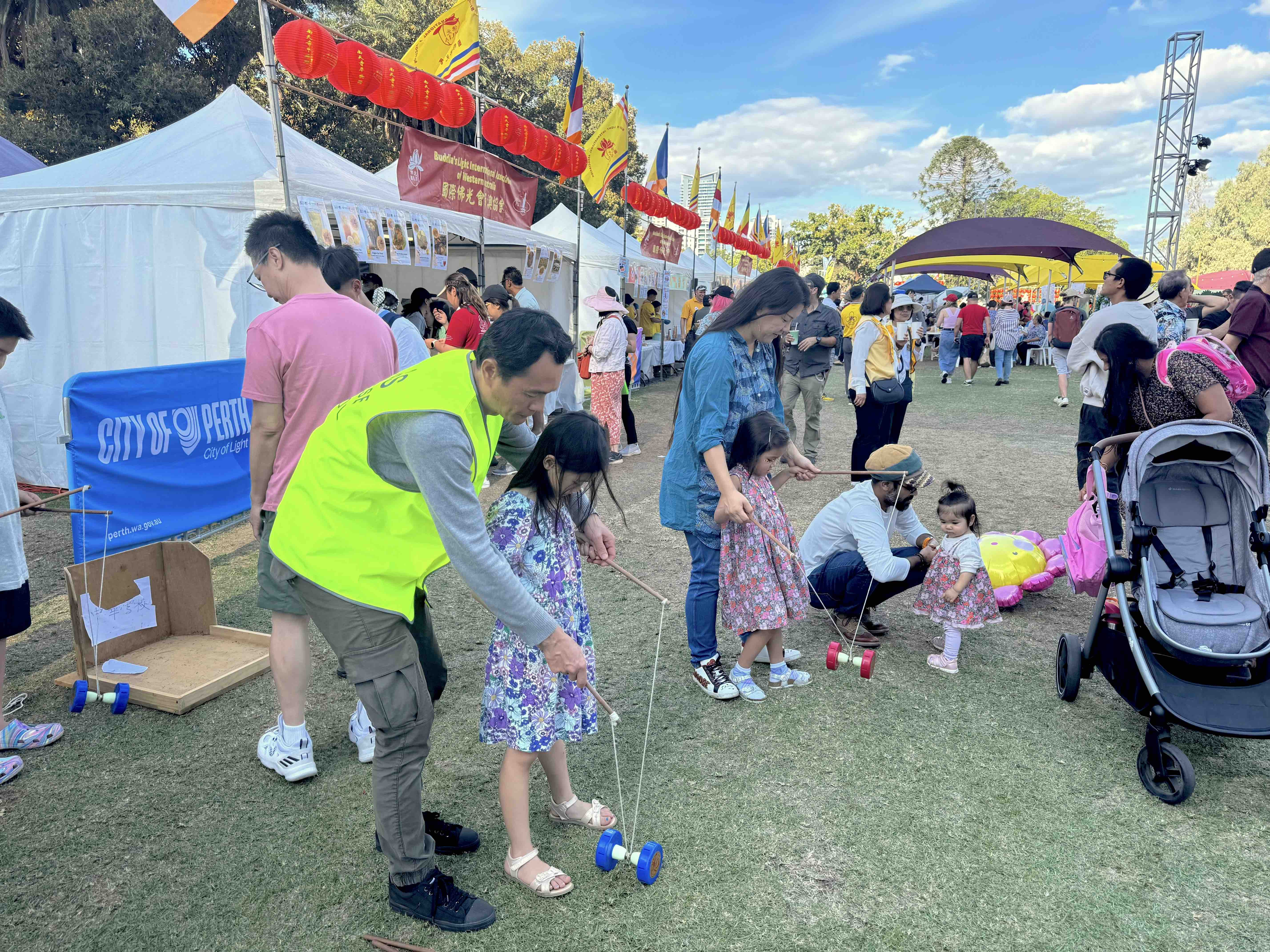 志工教導小朋友扯鈴