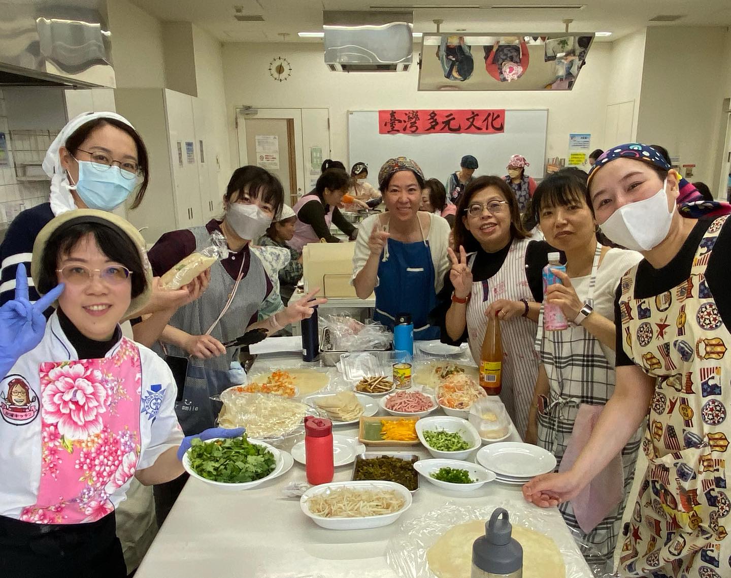 在日第二，三世的僑胞第一次體驗做潤餅