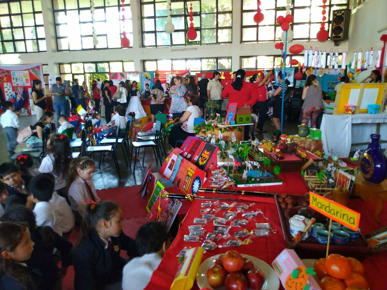 與會者絡繹不決