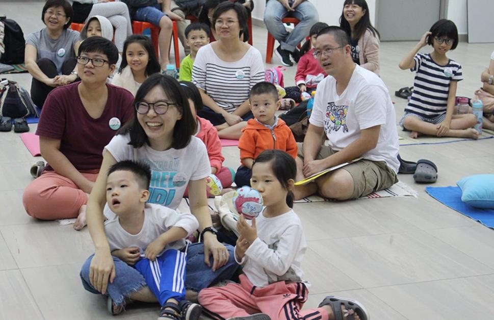 芙蓉場-猶如出席家庭聚會般輕鬆地席地而坐，聆聽賴馬老師的分享