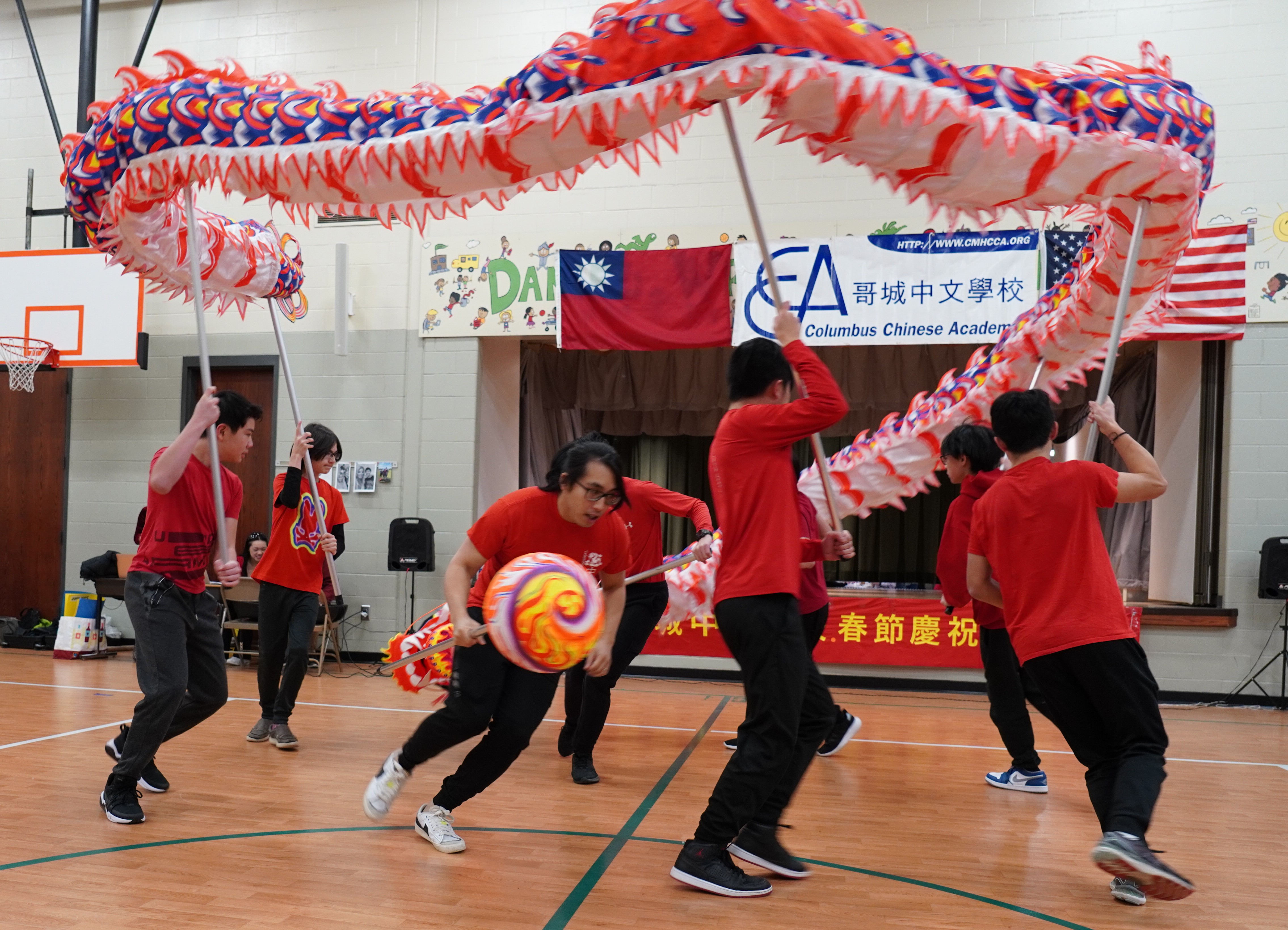 哥城中文學校舞龍隊開場