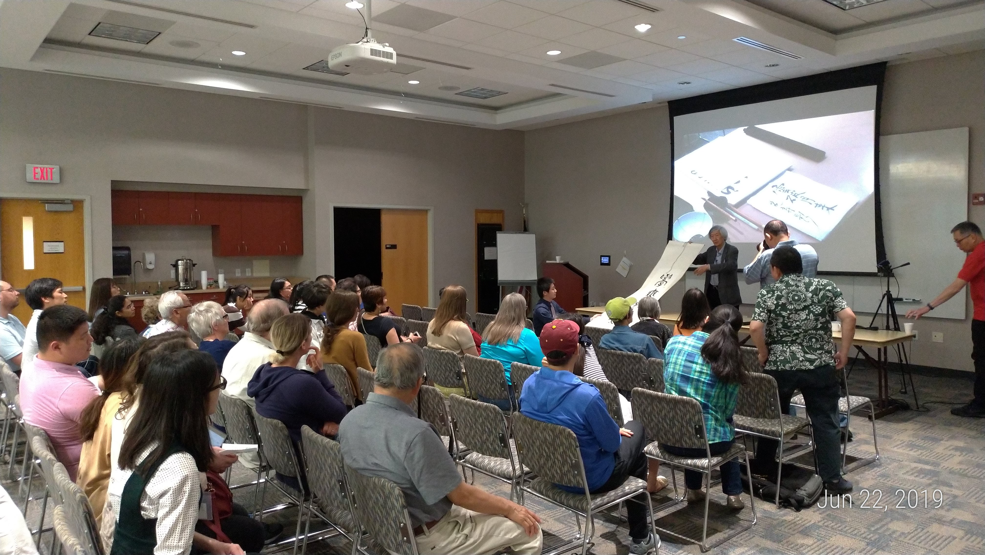 講員在演講中展示作品