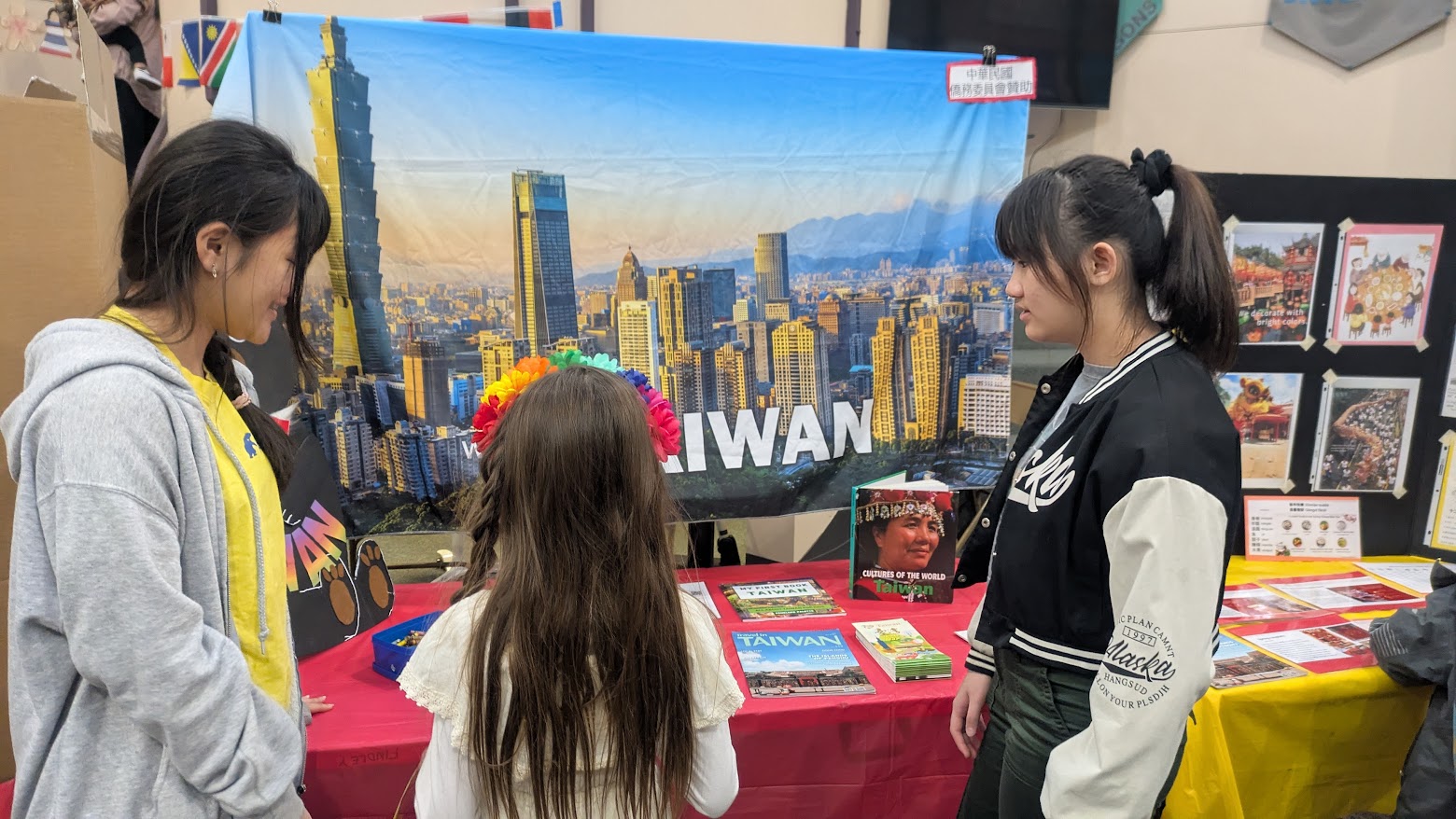 FASCA海外青年志工為來賓解說臺灣知識。