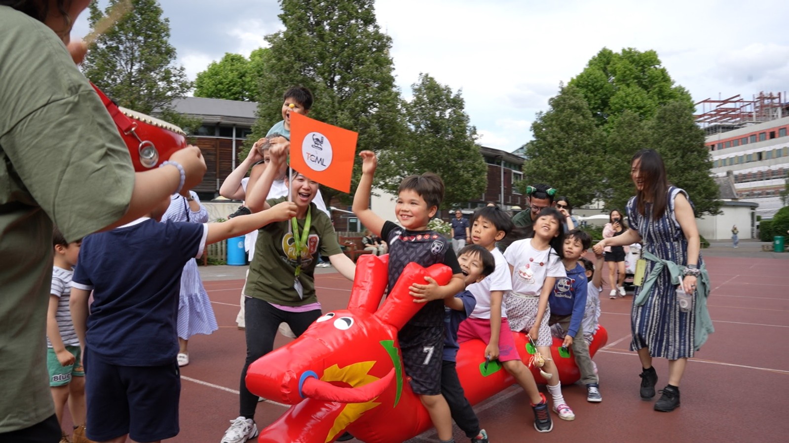 把龍舟搬到陸地上！趣味十足的「陸上龍舟比賽」讓親子同樂，歡笑聲中體驗端午競賽精神。