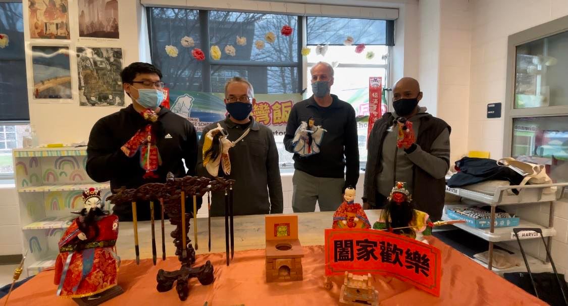 學員們更拿起布袋戲逗陣比劃