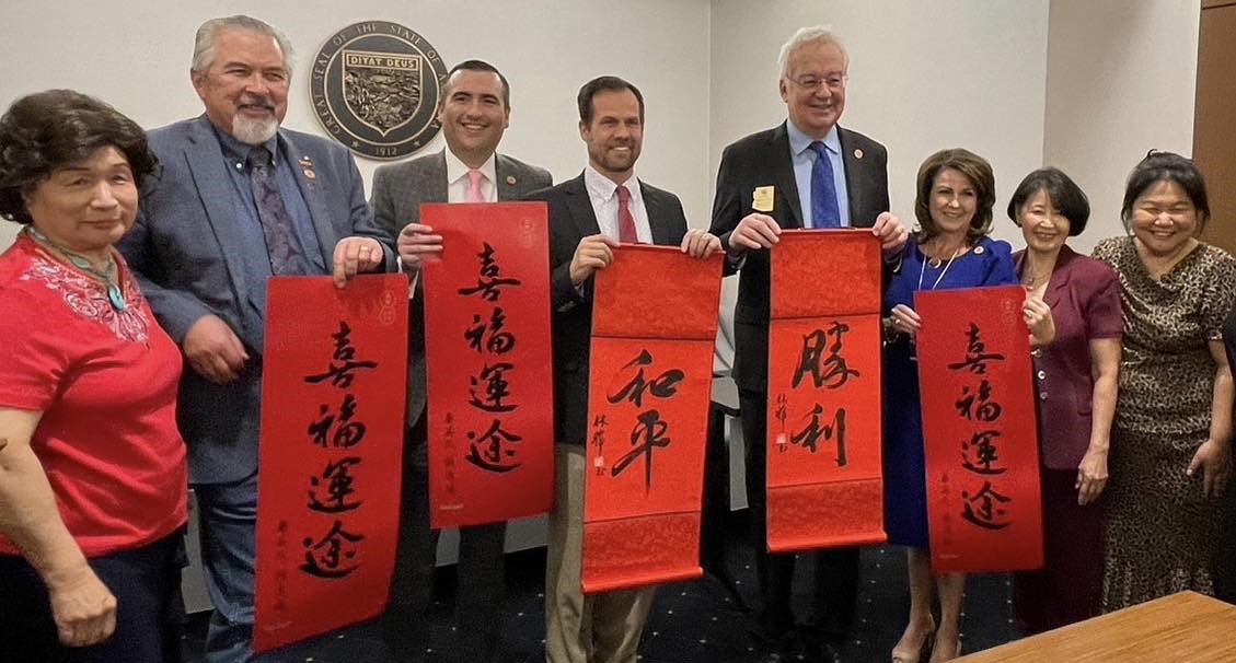 漢字文化贈送亞利桑那州參議長彼得生和參議員書法對聯