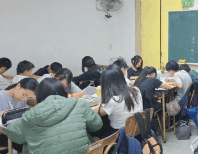 學生認真作答中1