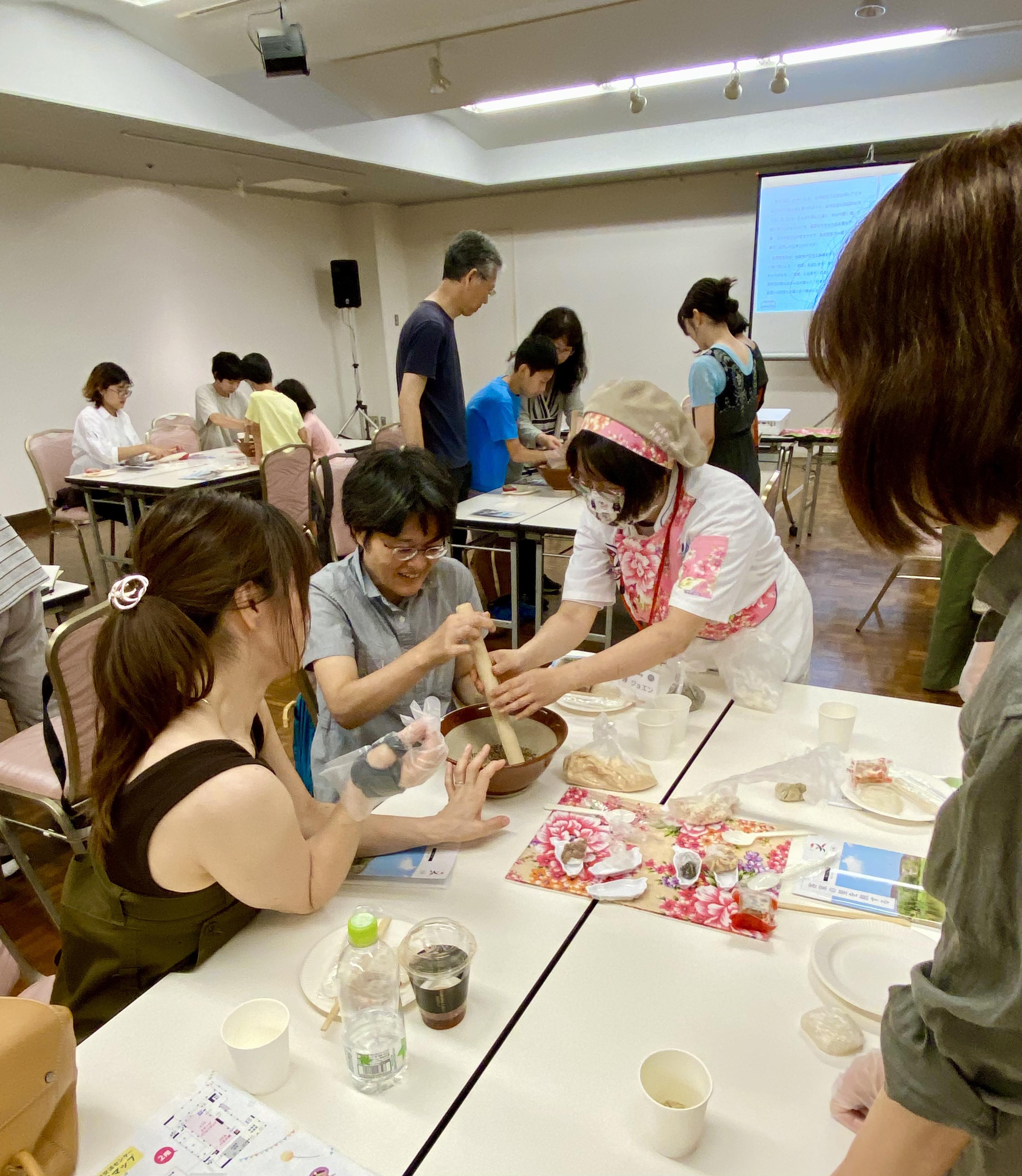 帶著大家一起手把手體驗客家擂茶