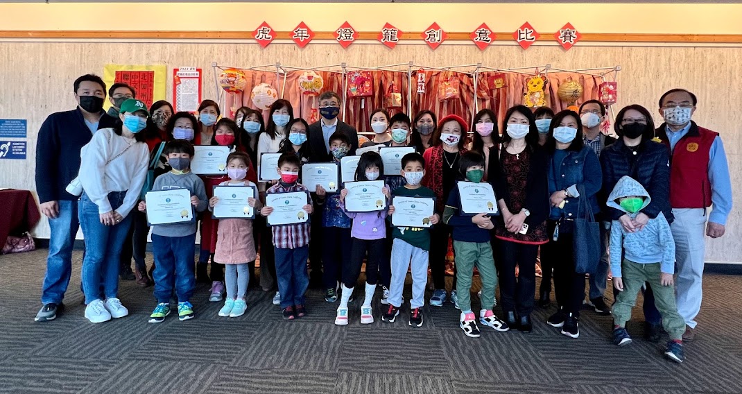 獲獎學生與家長們在燈籠展覽的最後一天前來領取獎狀與燈籠 