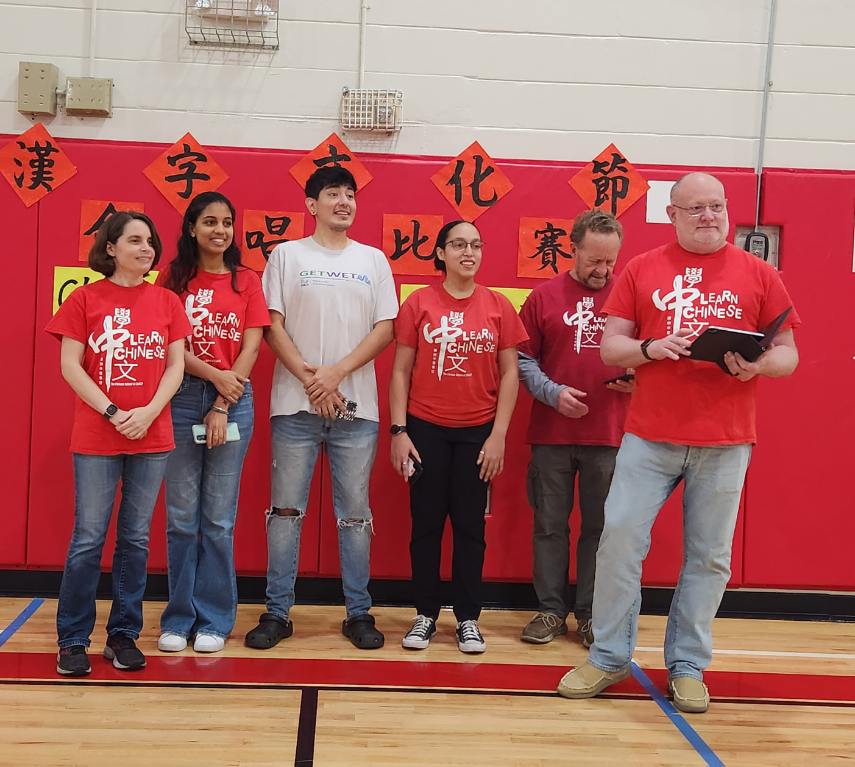 成人高級班 學生已標准的中文唱甜蜜蜜