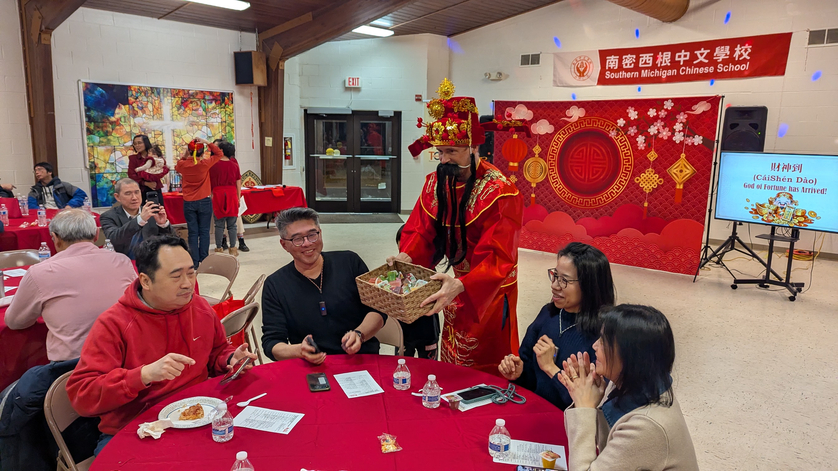 民眾專注欣賞舞龍表演