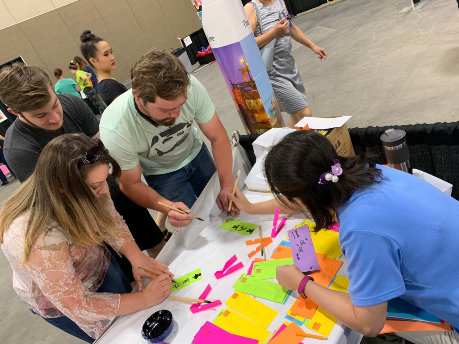 中華聯誼會志工熱心指導來賓學習正體漢字與書法