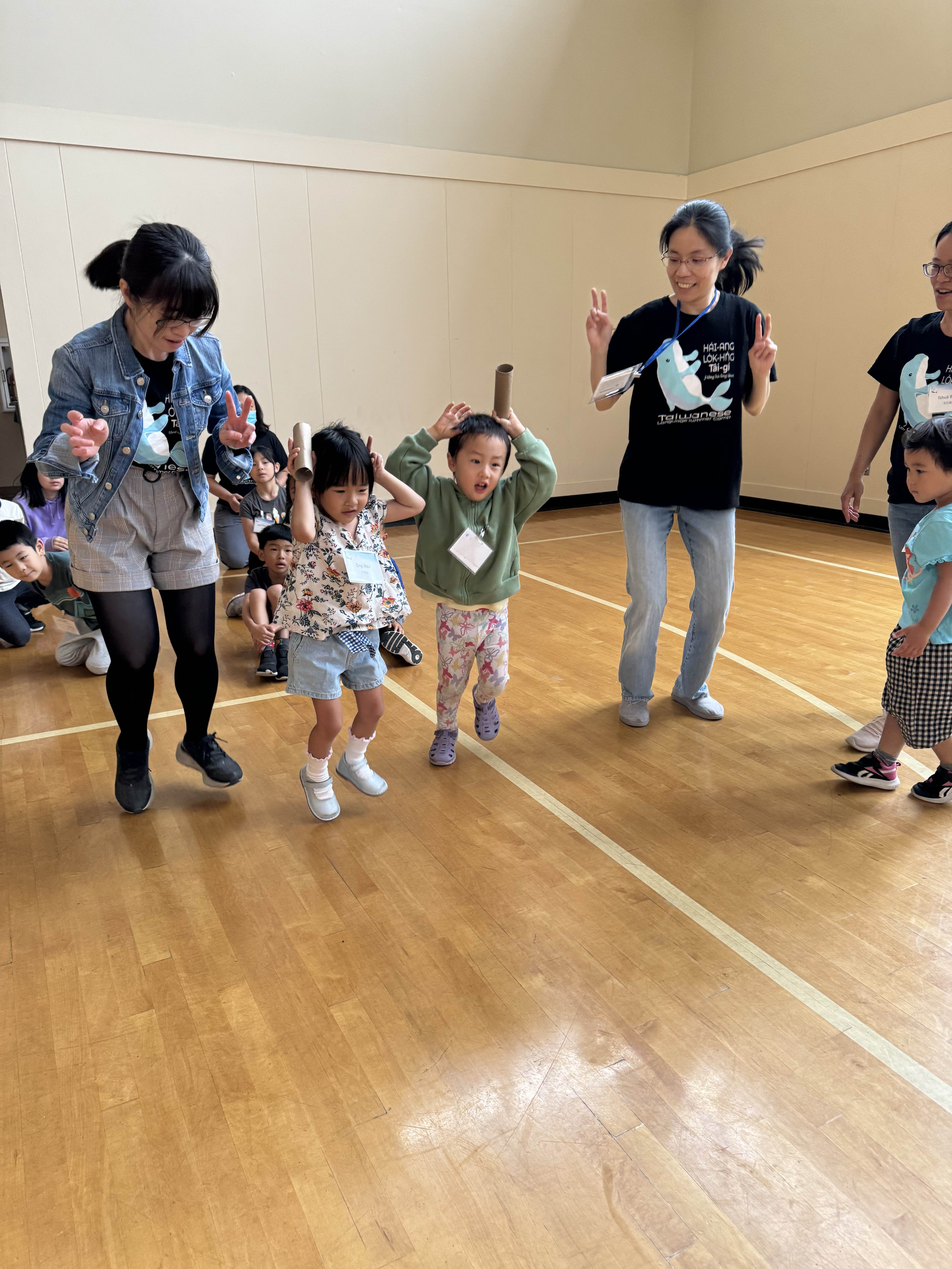 體育活動：趣味大隊接力 學員分隊競賽，每一棒學員必須討論他們要用什麼動作完成賽程，最後一起完成大隊接力。