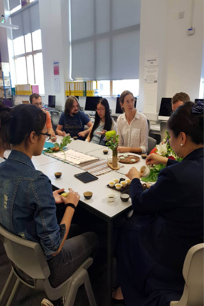 示範中華傳統茶道，介紹飲茶文化，學生並品茗與享受剛製作的月餅