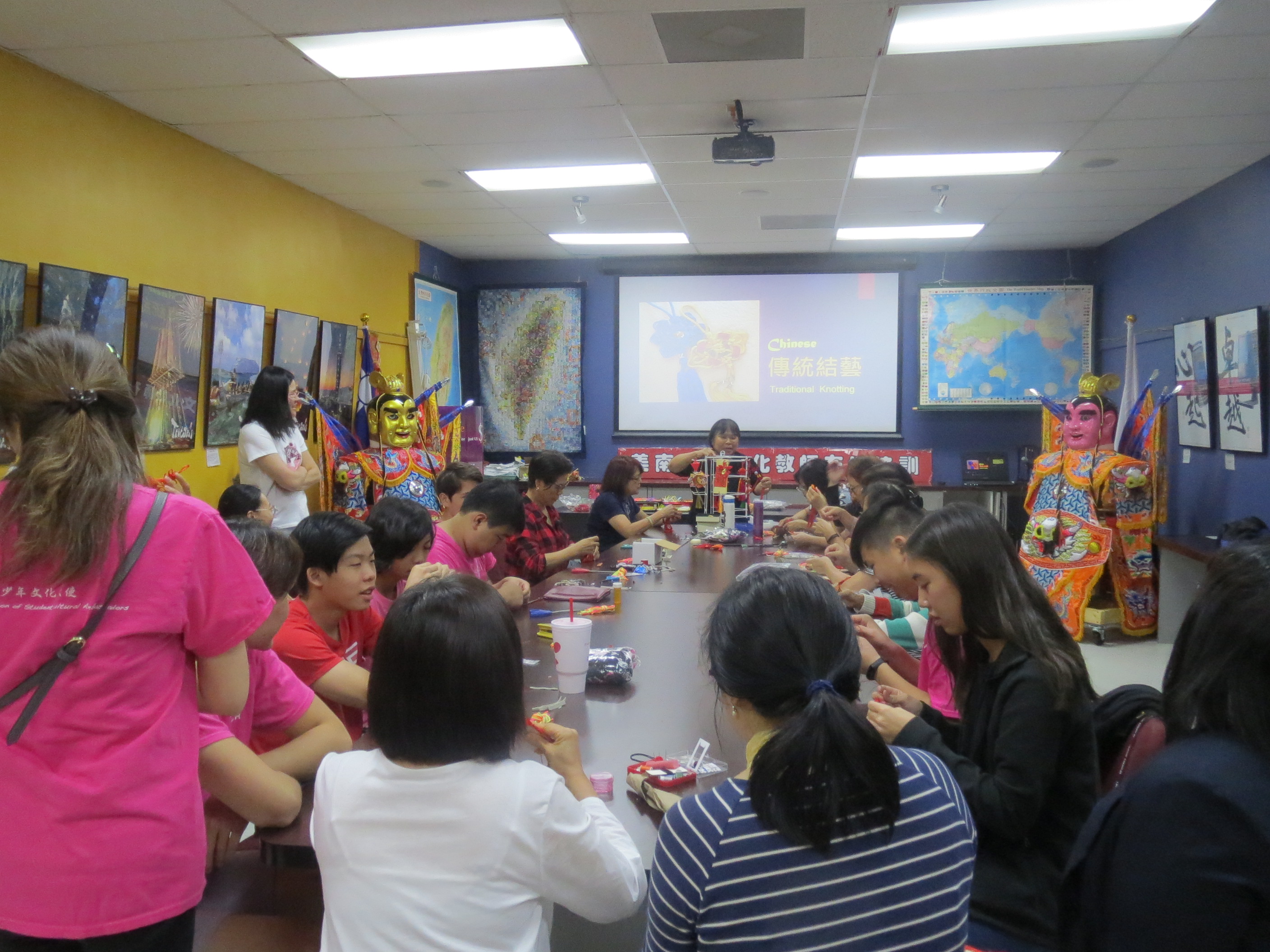 學員認真縫製香包