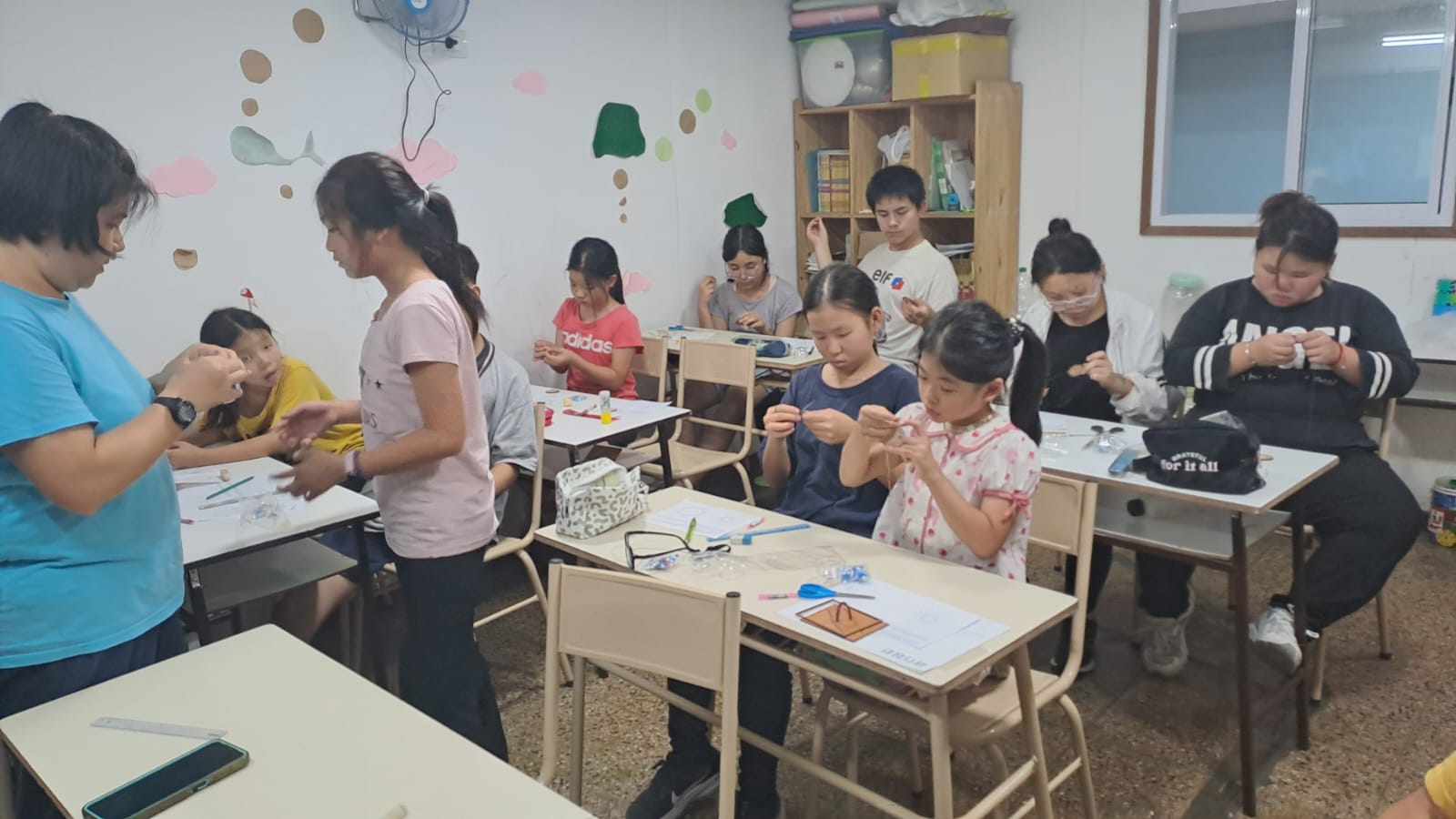 學生們學習編織