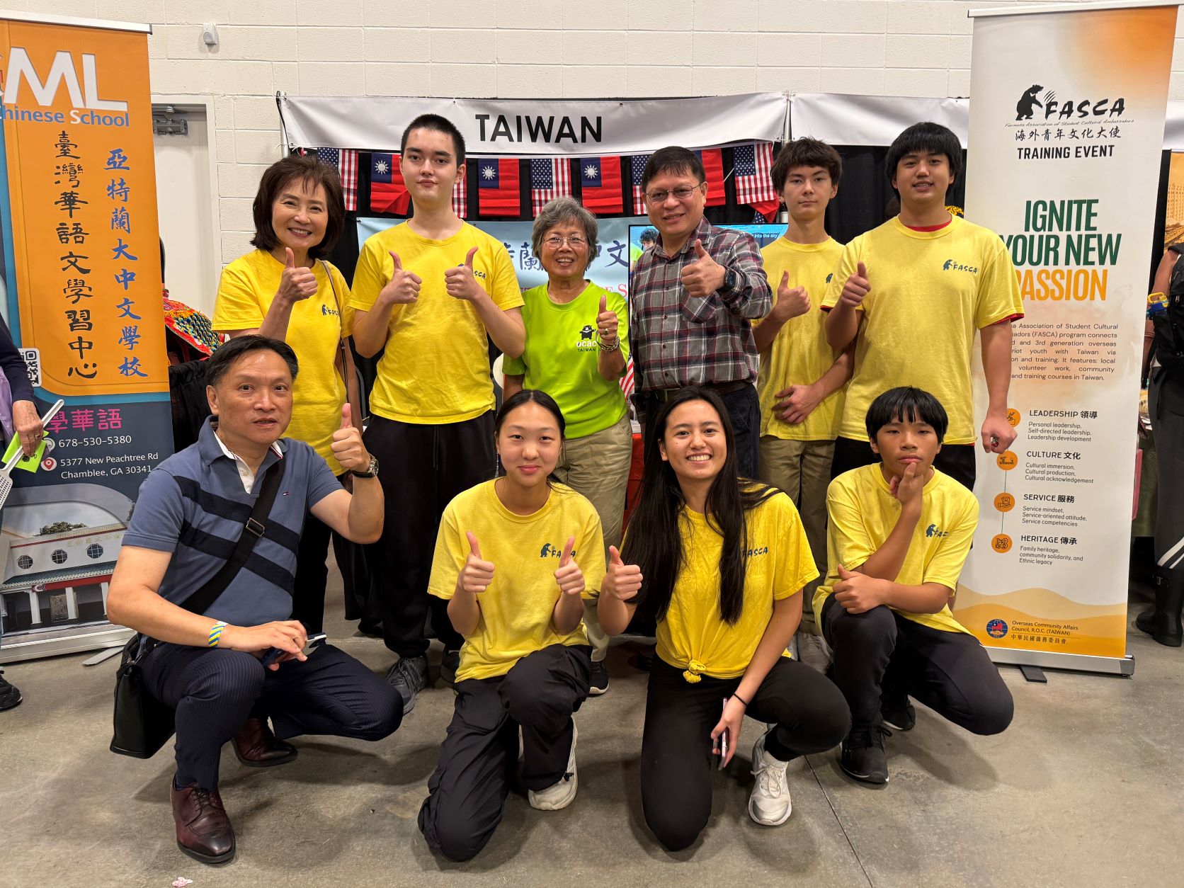駐亞特蘭大辦事處處長林主恩(後排右3)及副組長(前排左1)與FASCA和中文學校老師及學員合影