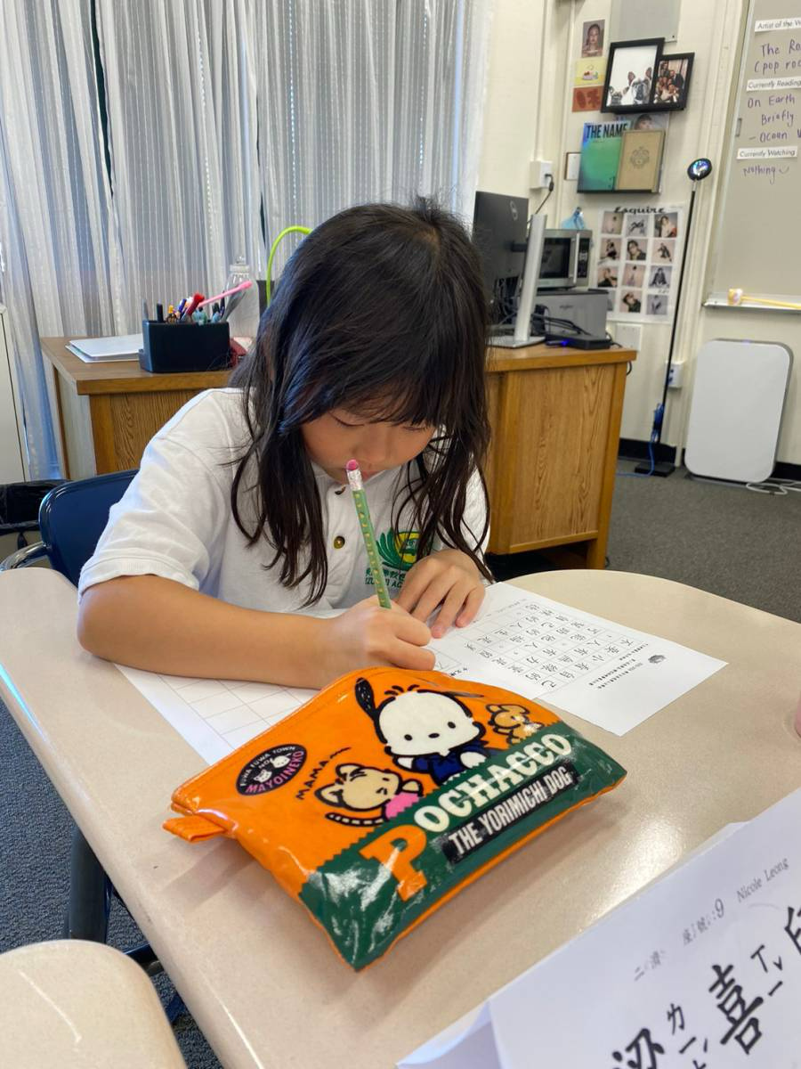 二年級的小朋友，也都很踴躍參加硬筆比賽。