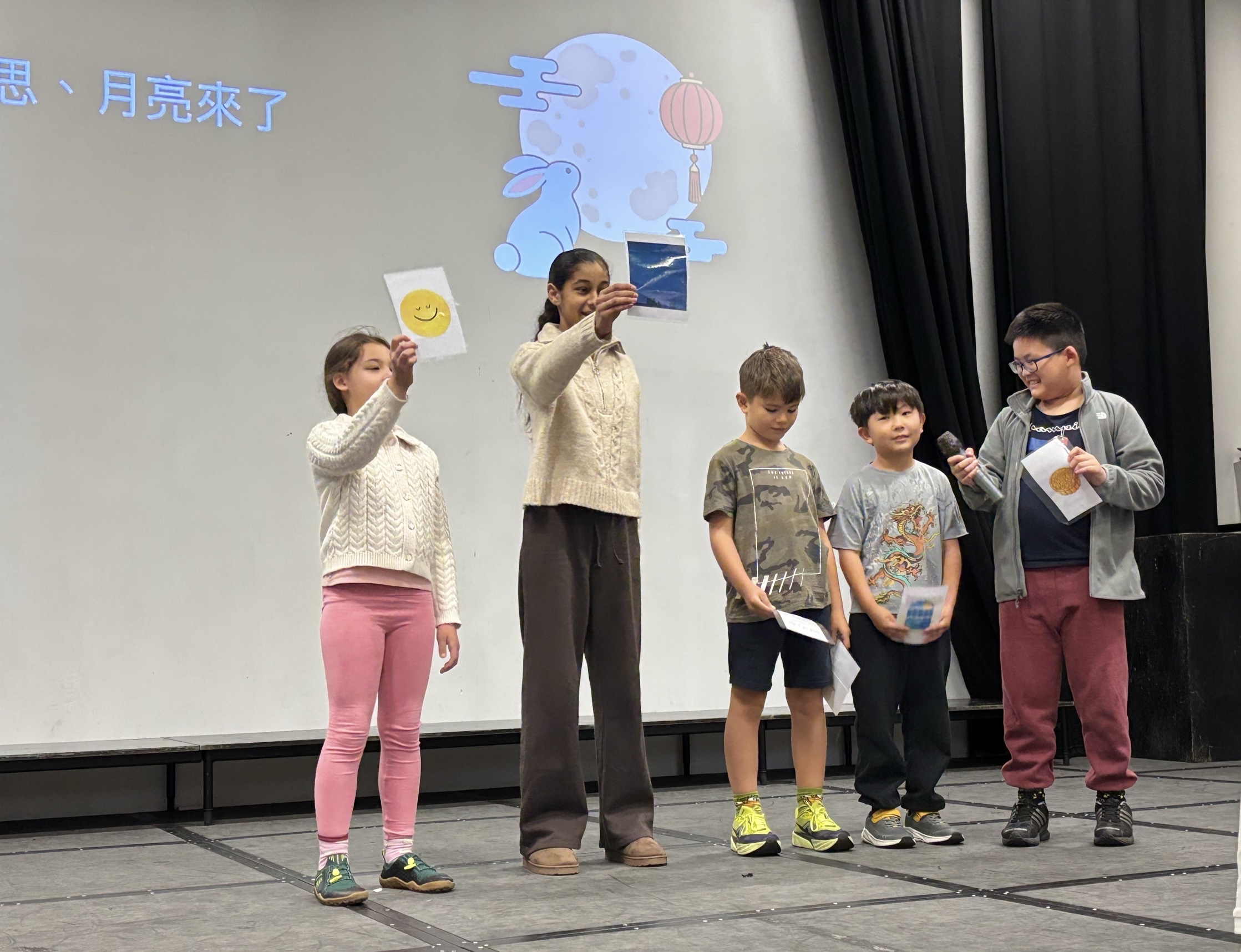 小學班二年級學生朗誦以秋天圓月為主題的現代兒童詩