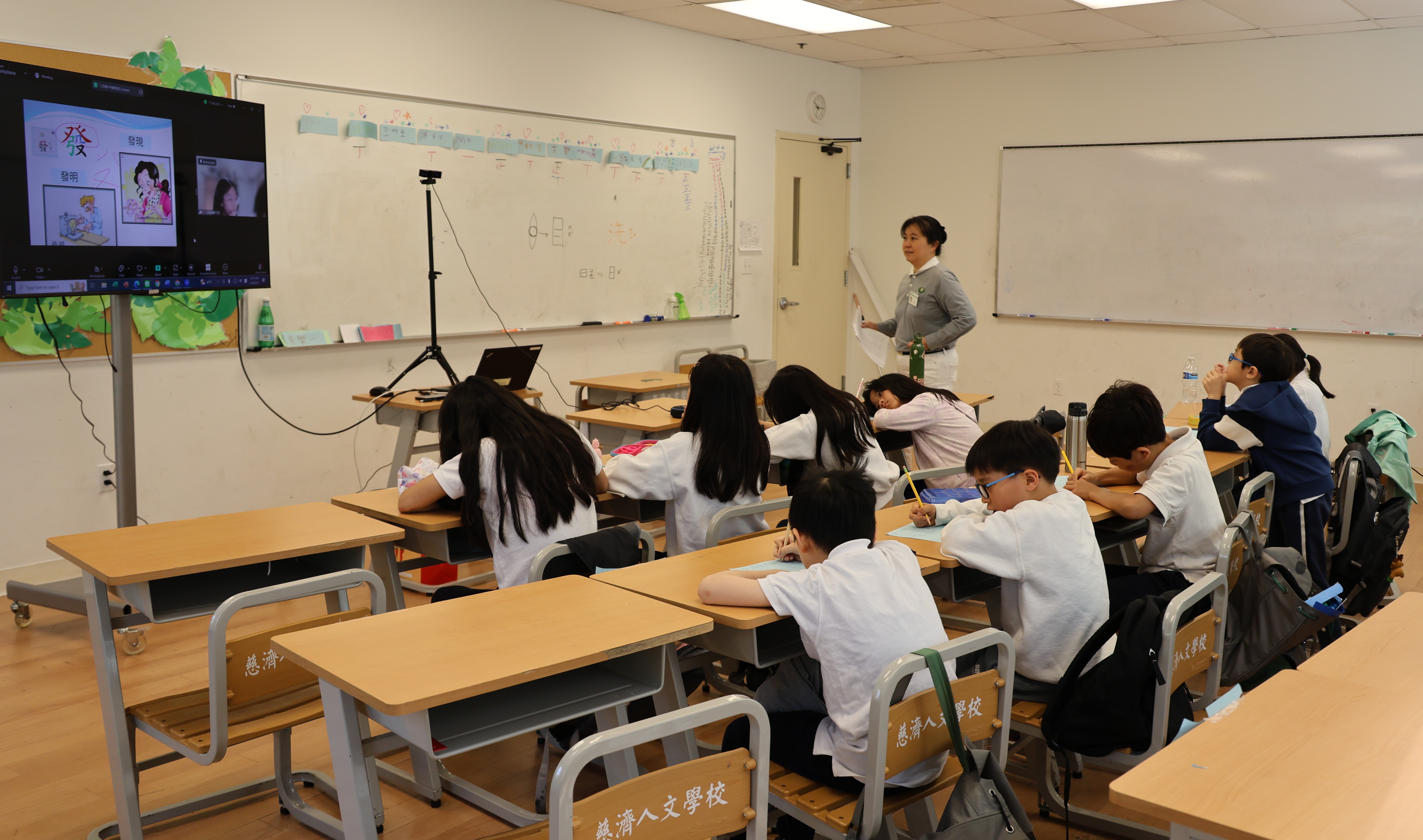 三靜孩子們正專注地進行慈大老師的小作業