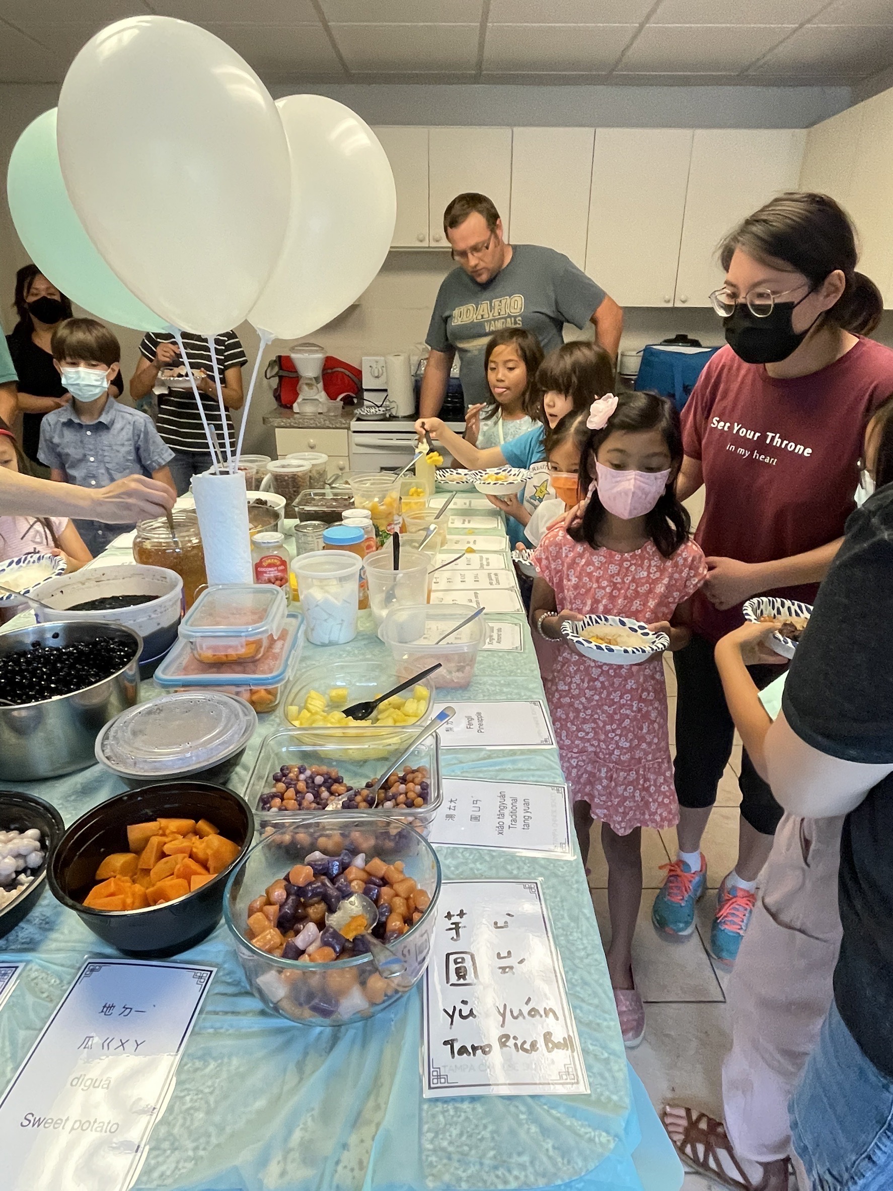 老師帶著學生一同為剉冰加上美味配料，並練習發音