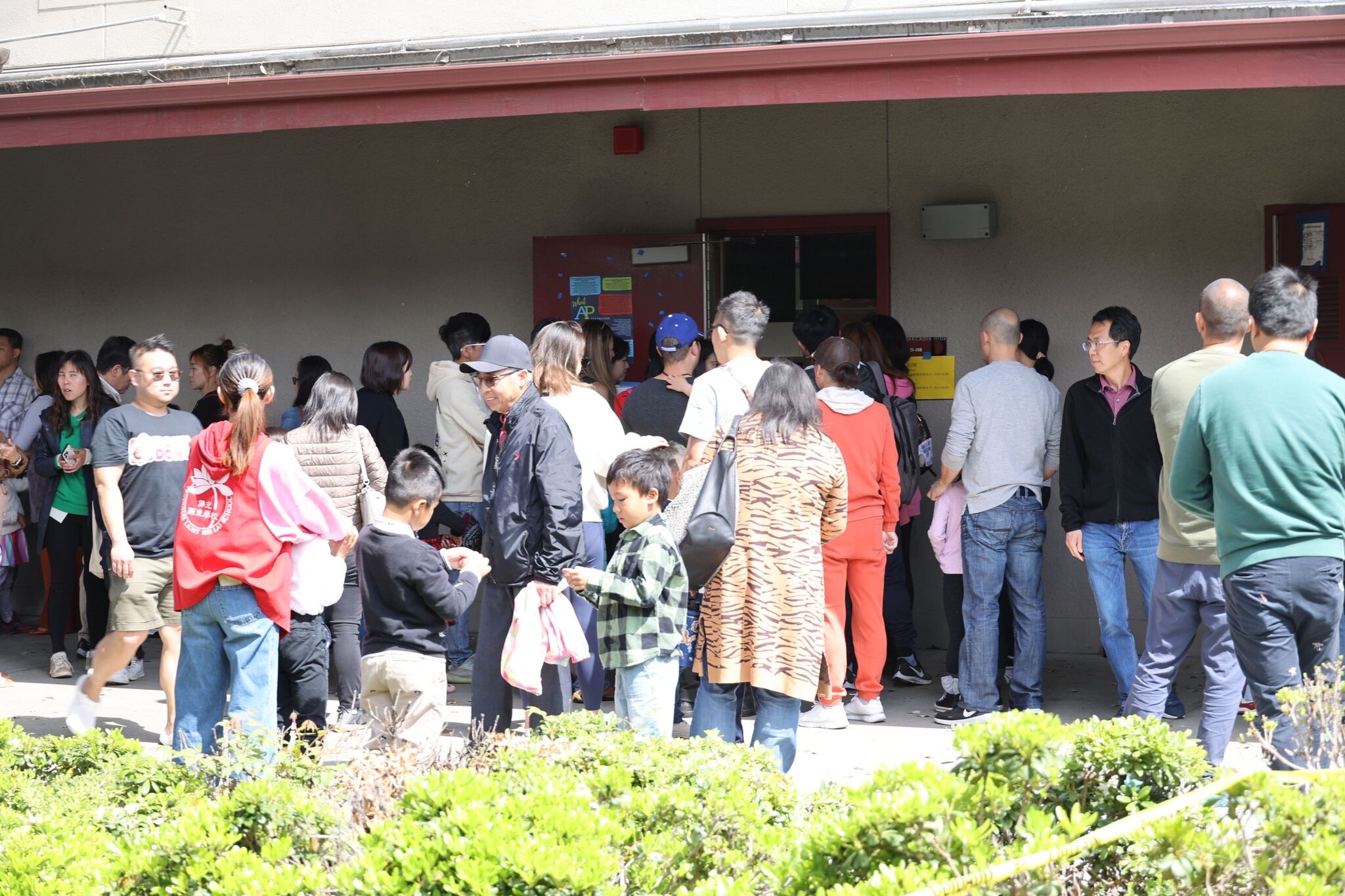 比賽考場外的家長們