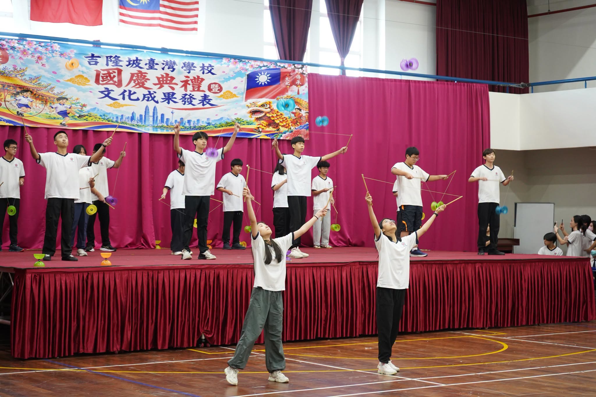 小學部同學也展示不同的扯鈴技巧。