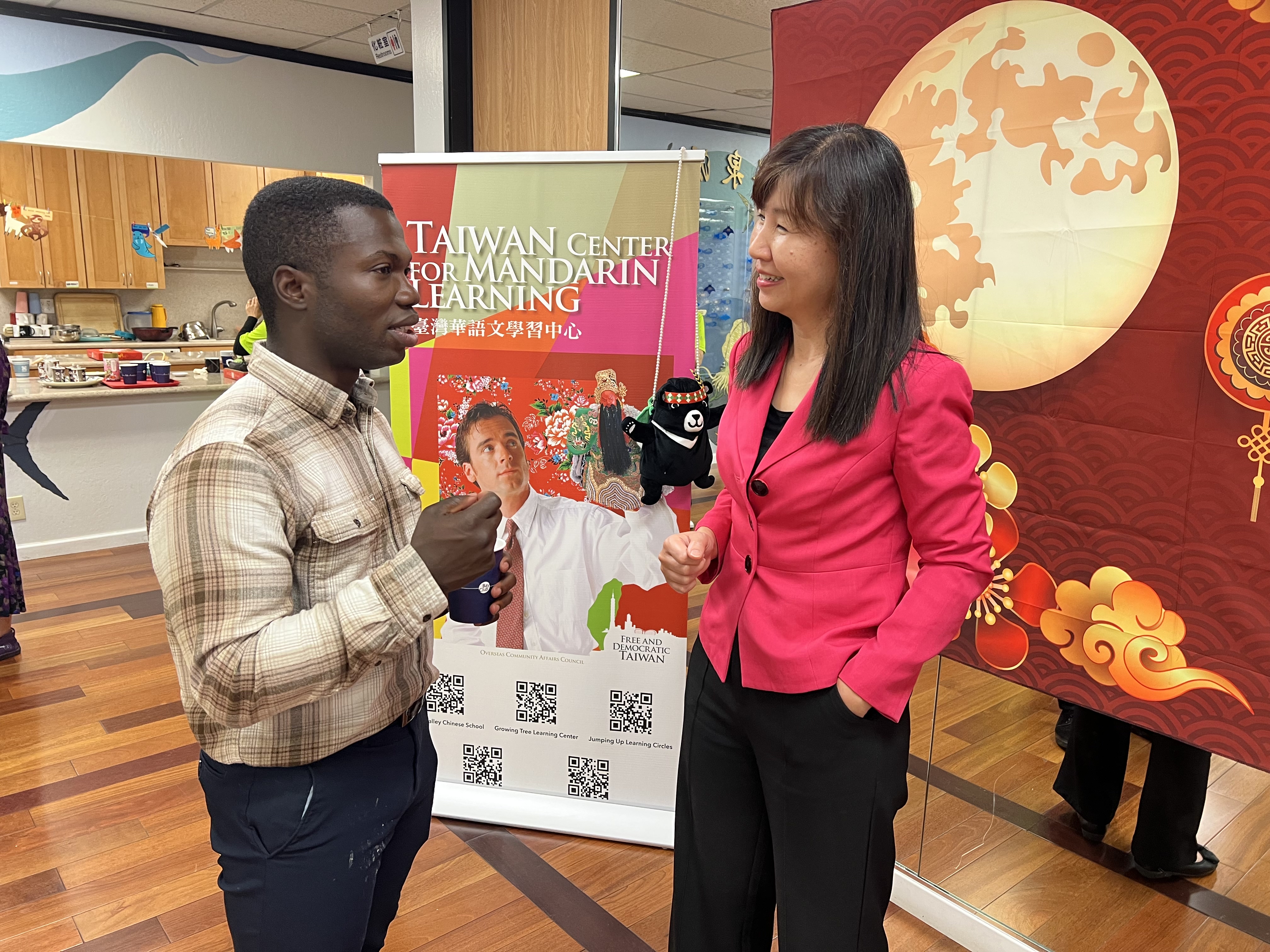 金山灣區僑教中心莊雅淑主任親切與TCML學員交流