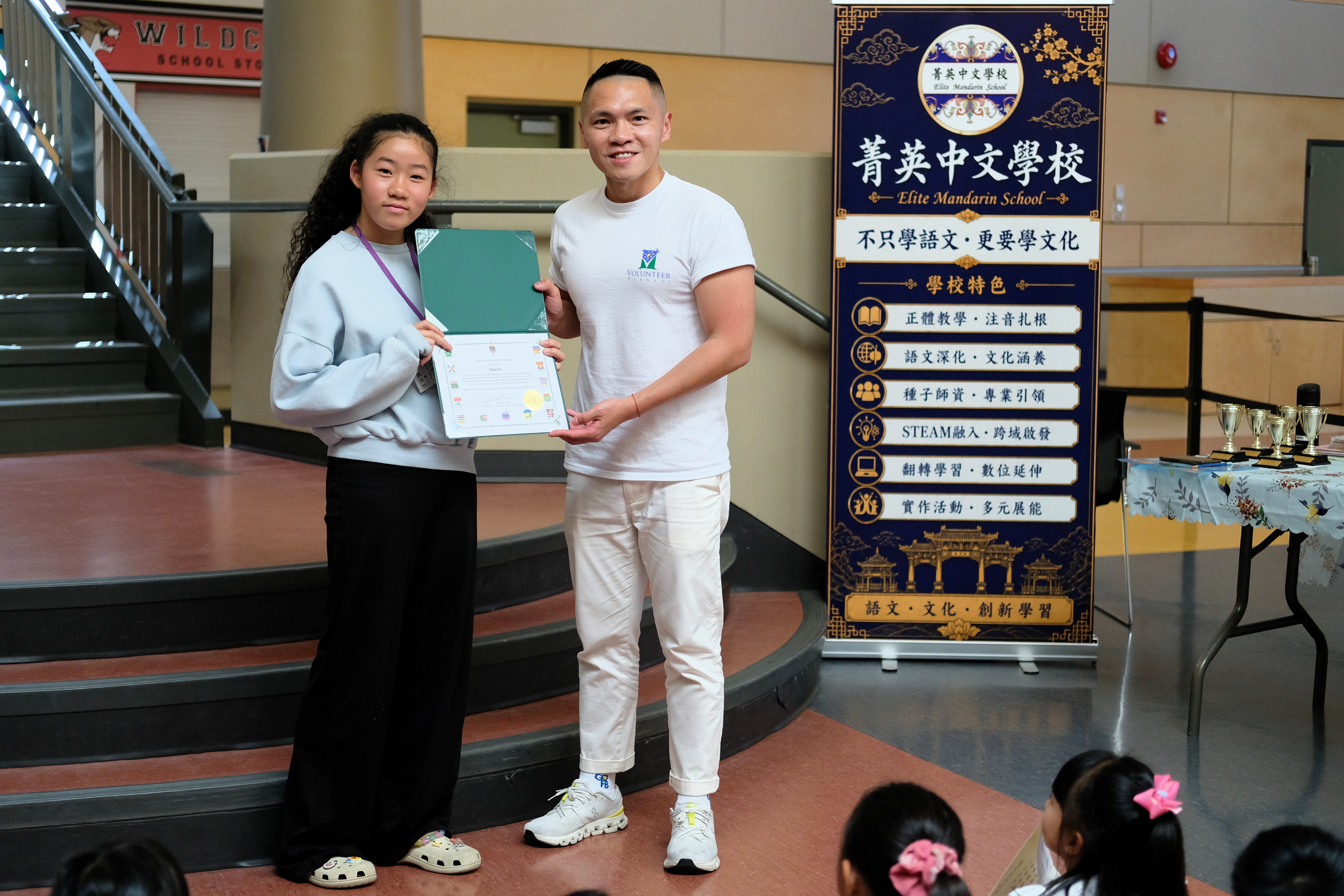 本校共有六位學生作品獲選刊登於國會議員社區年曆，圖為獲選學生於結業頒獎儀式中接受表揚。