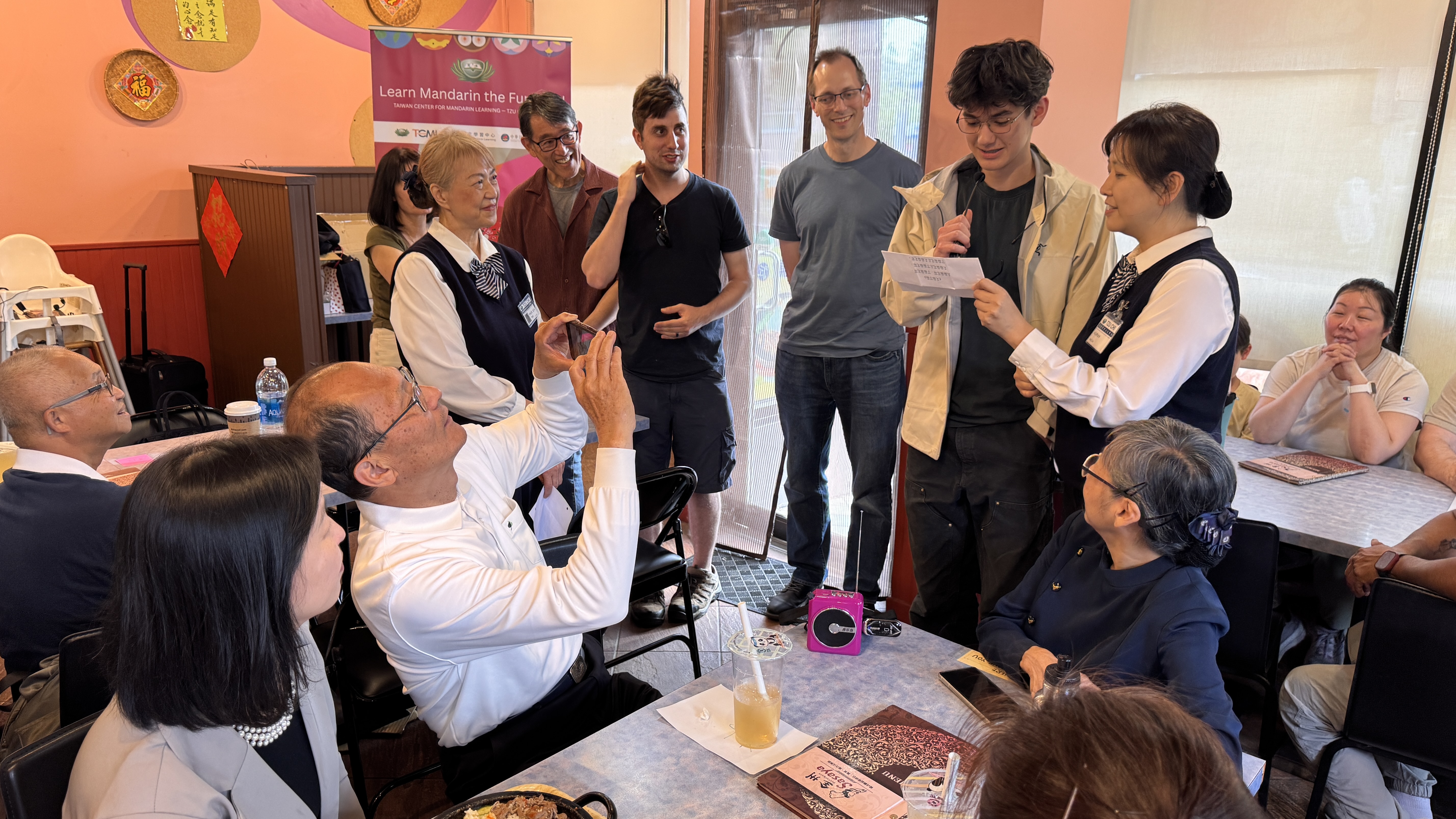 勇氣與實力兼具！學員現場加碼挑戰高難度繞口令，精彩表現讓長官們紛紛舉起手機捕捉畫面。