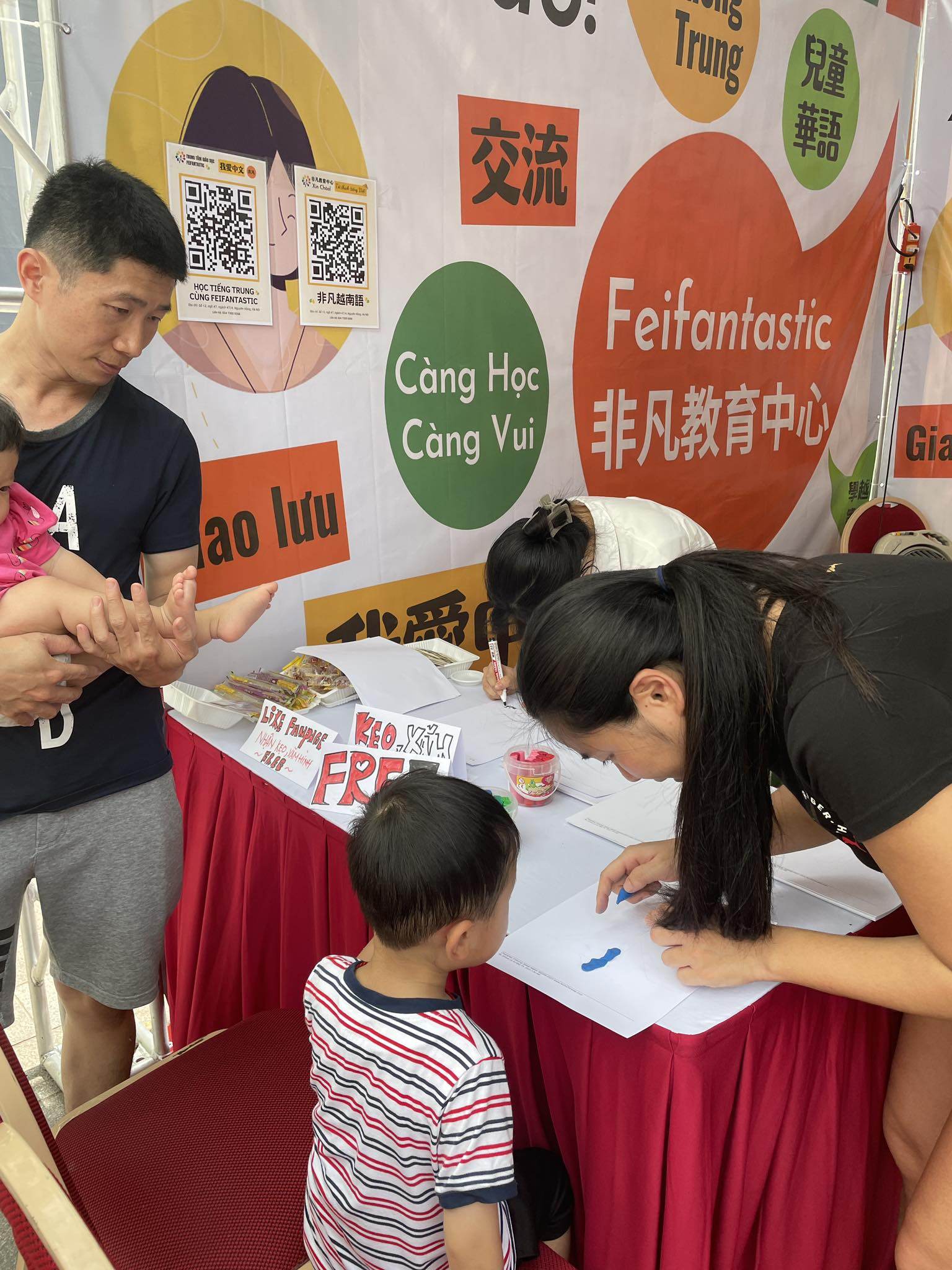 爸爸陪著大兒子玩漢字